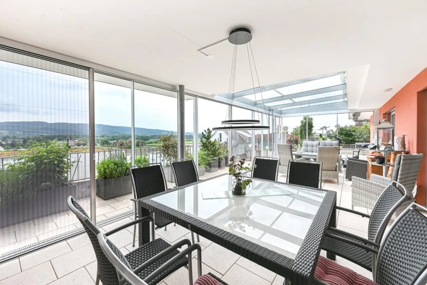 Exclusive terrace apartment in sun-drenched southern slope location - Photo 6 of 7
