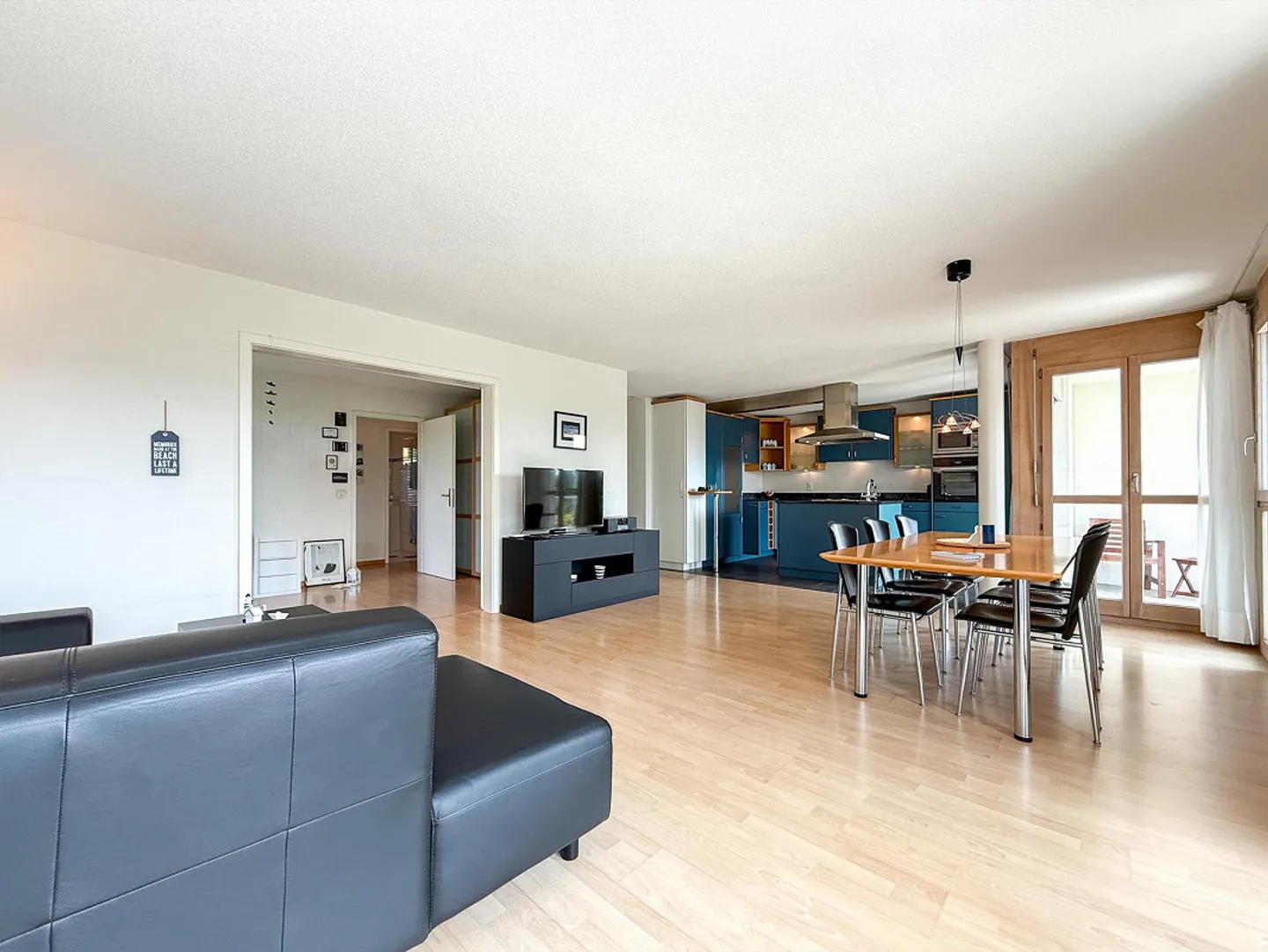 Stylish condominium in a beautiful location in Rüfenacht - Photo 9 of 23