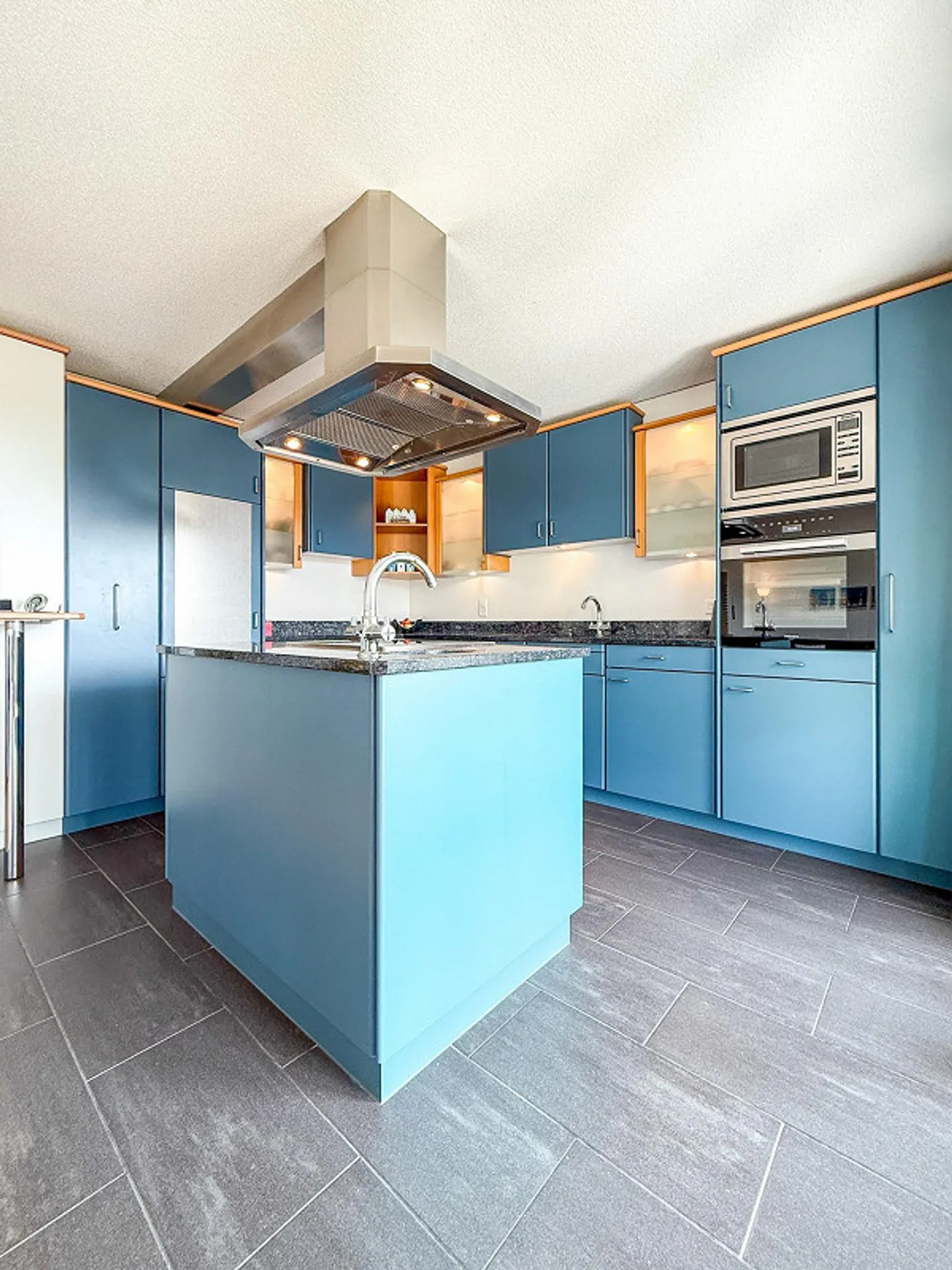 Stylish condominium in a beautiful location in Rüfenacht - Photo 10 of 23