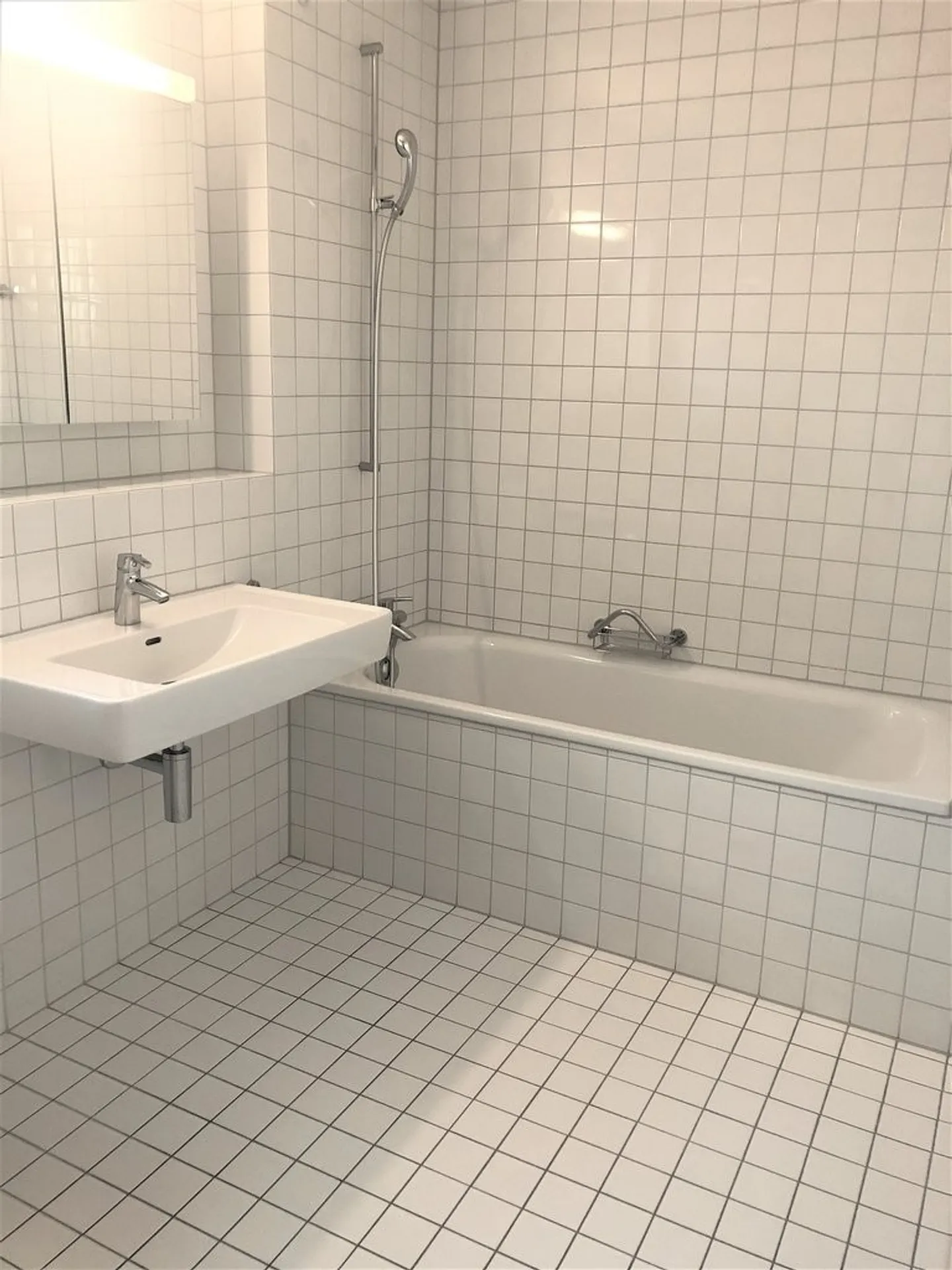 Modern Apartment with Balcony - Photo 6 of 7