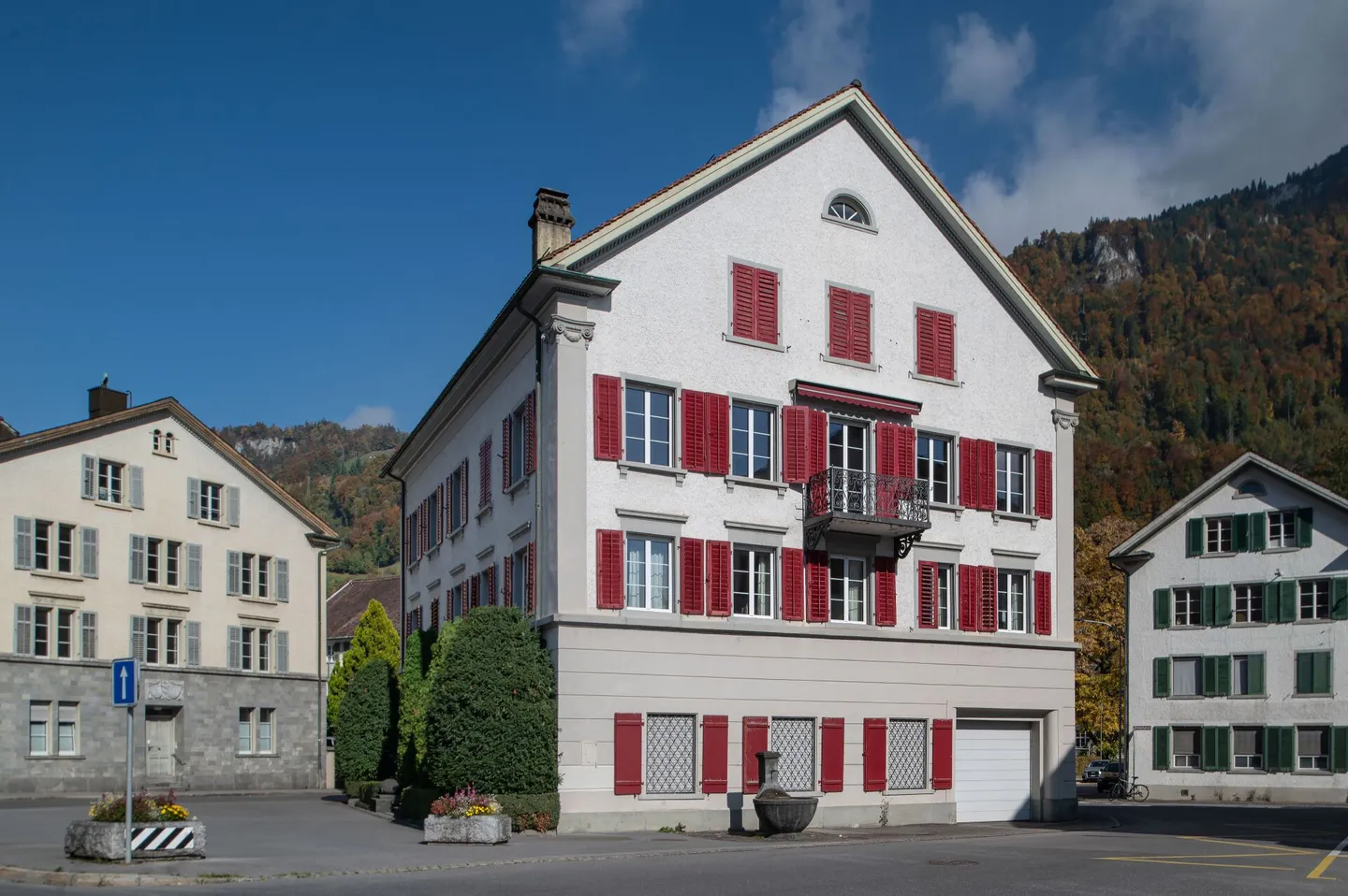 Sehr gepflegtes, stilvoll renoviertes Stadthaus mit zwei Wohnungen, Büroräumlichkeiten und Atelier - Foto 2 di 32