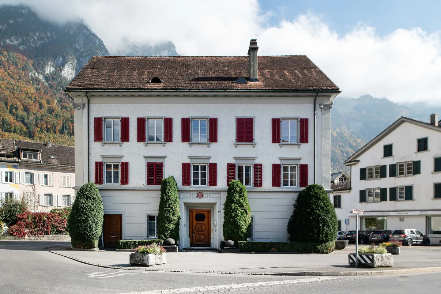 Sehr gepflegtes, stilvoll renoviertes Stadthaus mit zwei Wohnungen, Büroräumlichkeiten und Atelier - Foto 3 di 32
