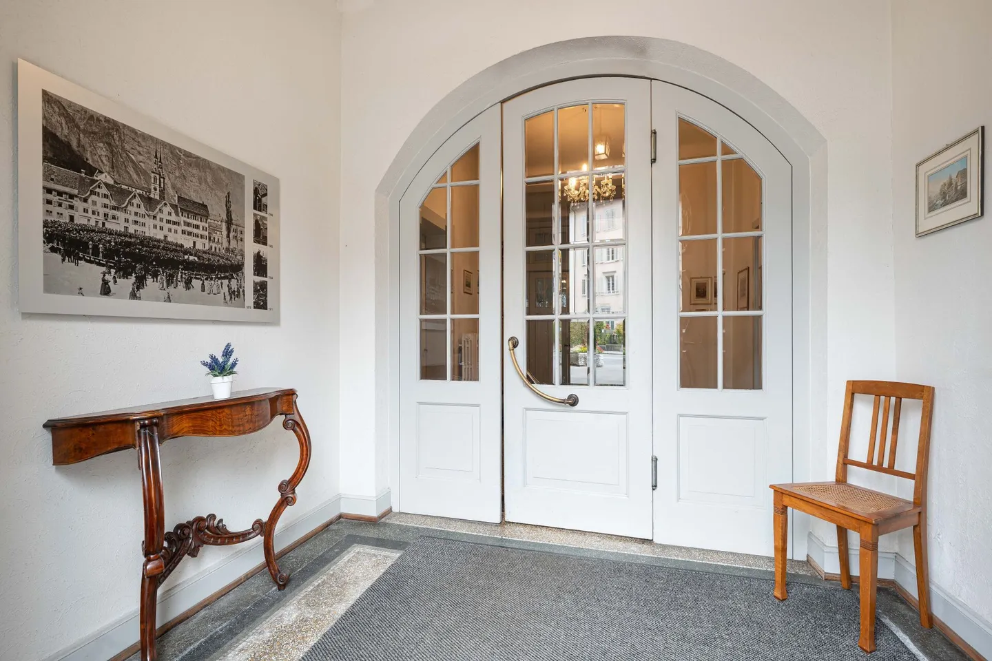 Sehr gepflegtes, stilvoll renoviertes Stadthaus mit zwei Wohnungen, Büroräumlichkeiten und Atelier - Foto 5 di 32