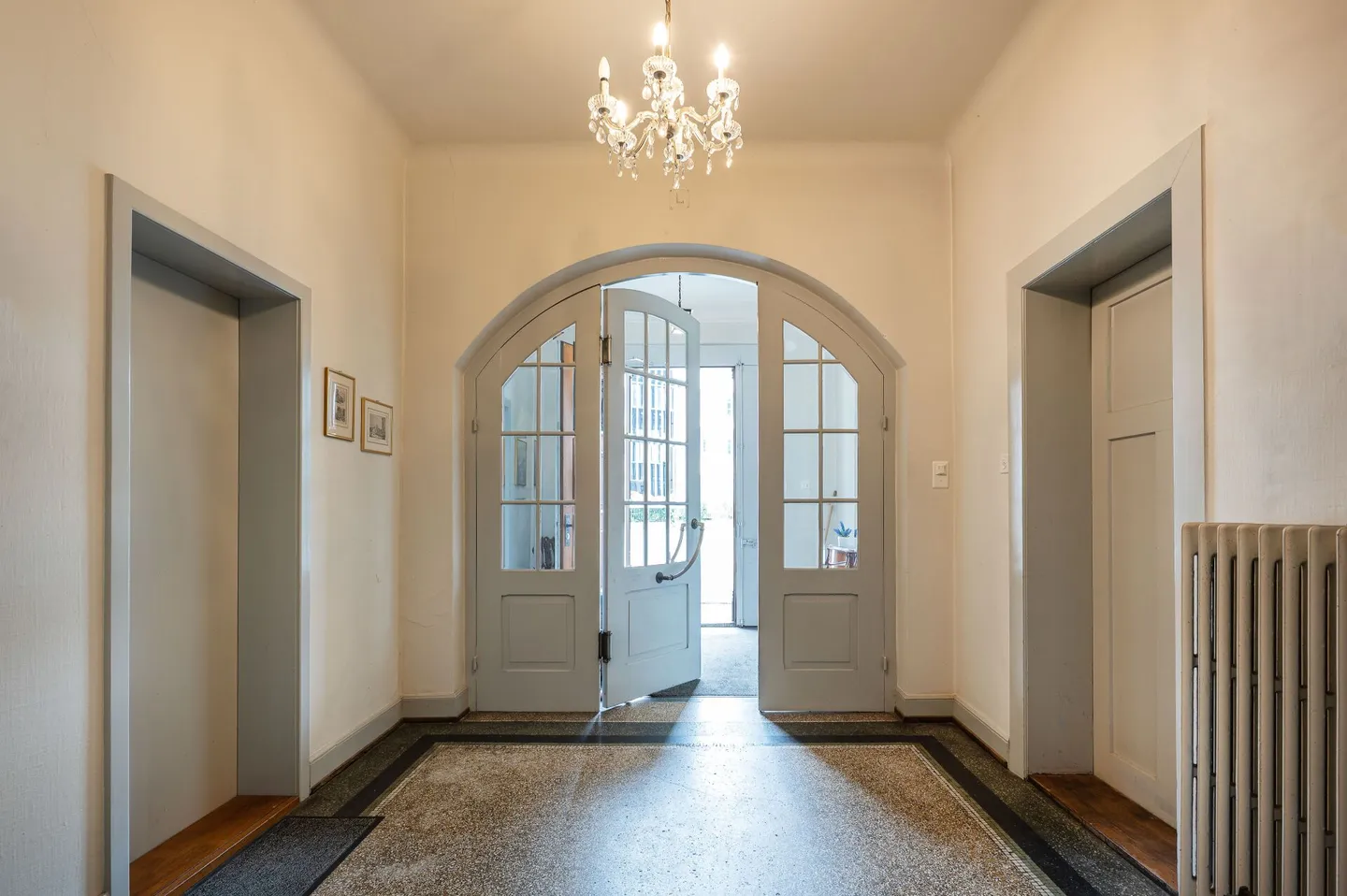 Sehr gepflegtes, stilvoll renoviertes Stadthaus mit zwei Wohnungen, Büroräumlichkeiten und Atelier - Foto 6 di 32