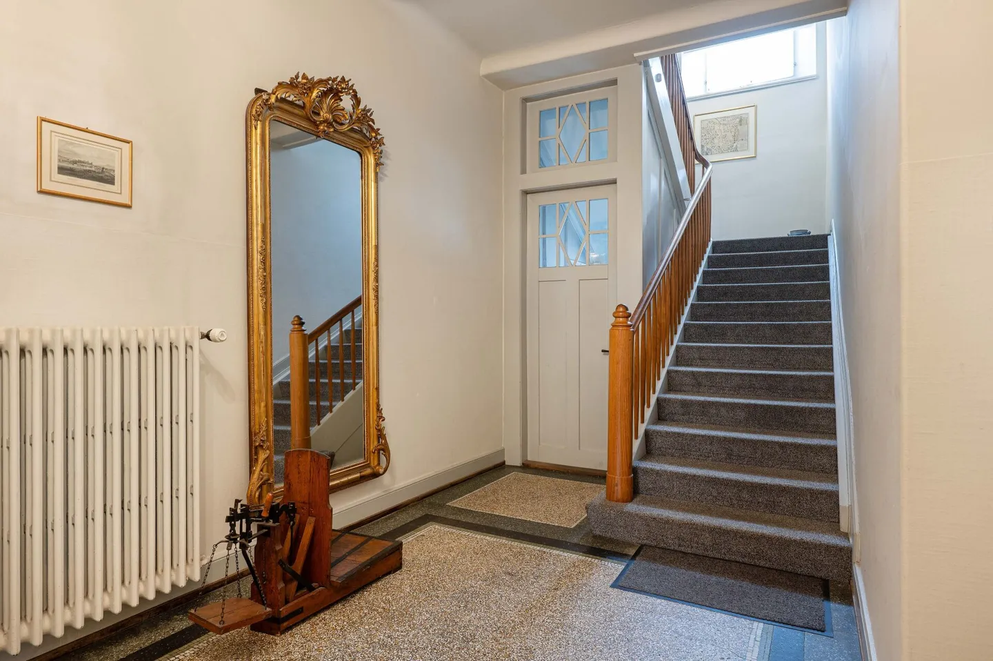 Sehr gepflegtes, stilvoll renoviertes Stadthaus mit zwei Wohnungen, Büroräumlichkeiten und Atelier - Foto 8 di 32