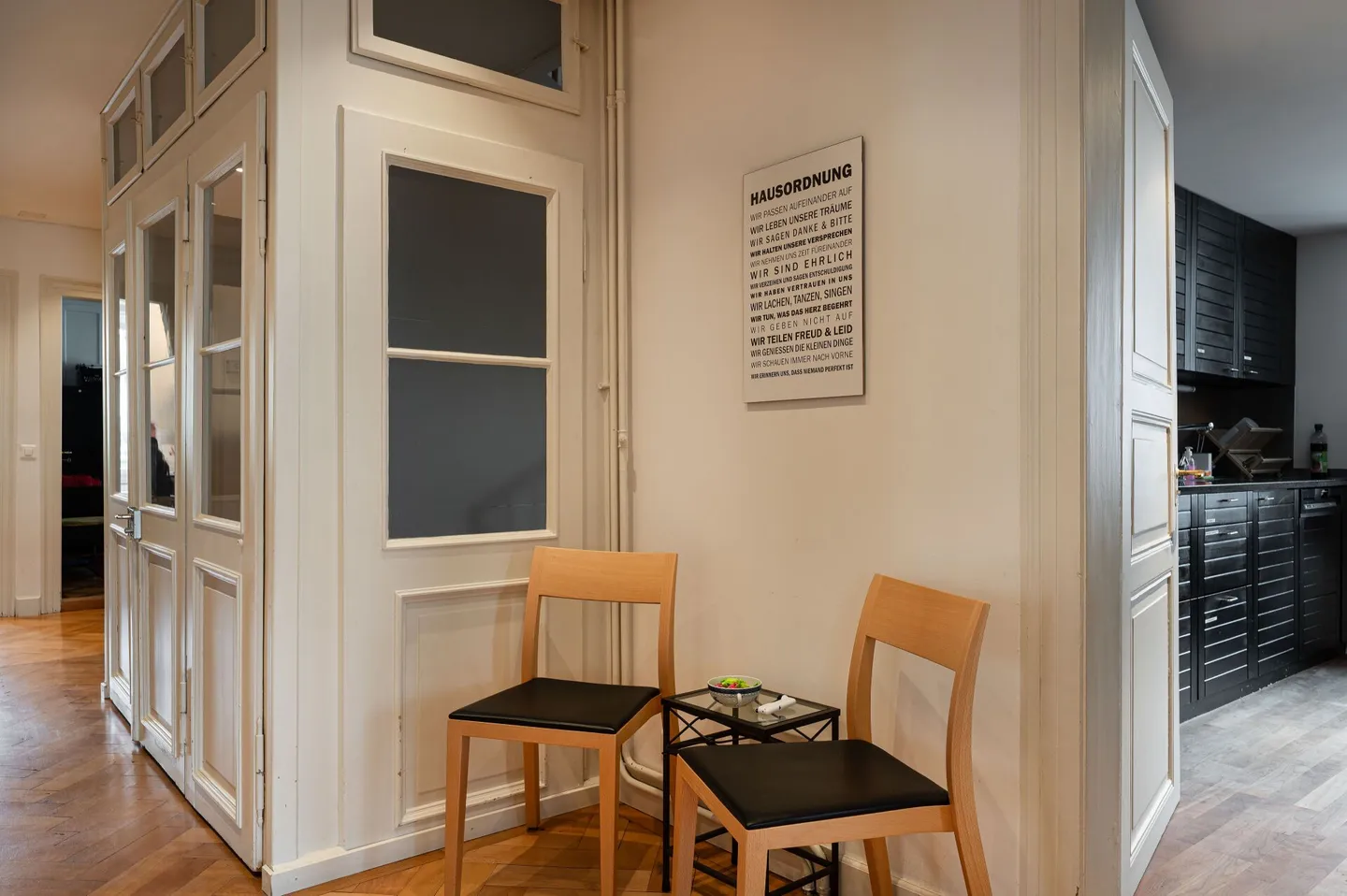 Sehr gepflegtes, stilvoll renoviertes Stadthaus mit zwei Wohnungen, Büroräumlichkeiten und Atelier - Foto 9 di 32