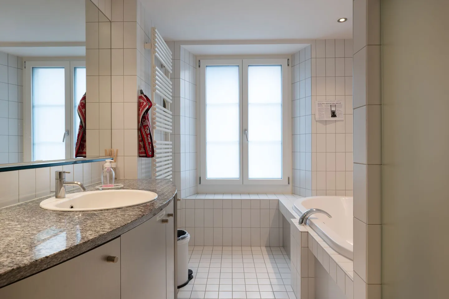 Sehr gepflegtes, stilvoll renoviertes Stadthaus mit zwei Wohnungen, Büroräumlichkeiten und Atelier - Foto 11 di 32