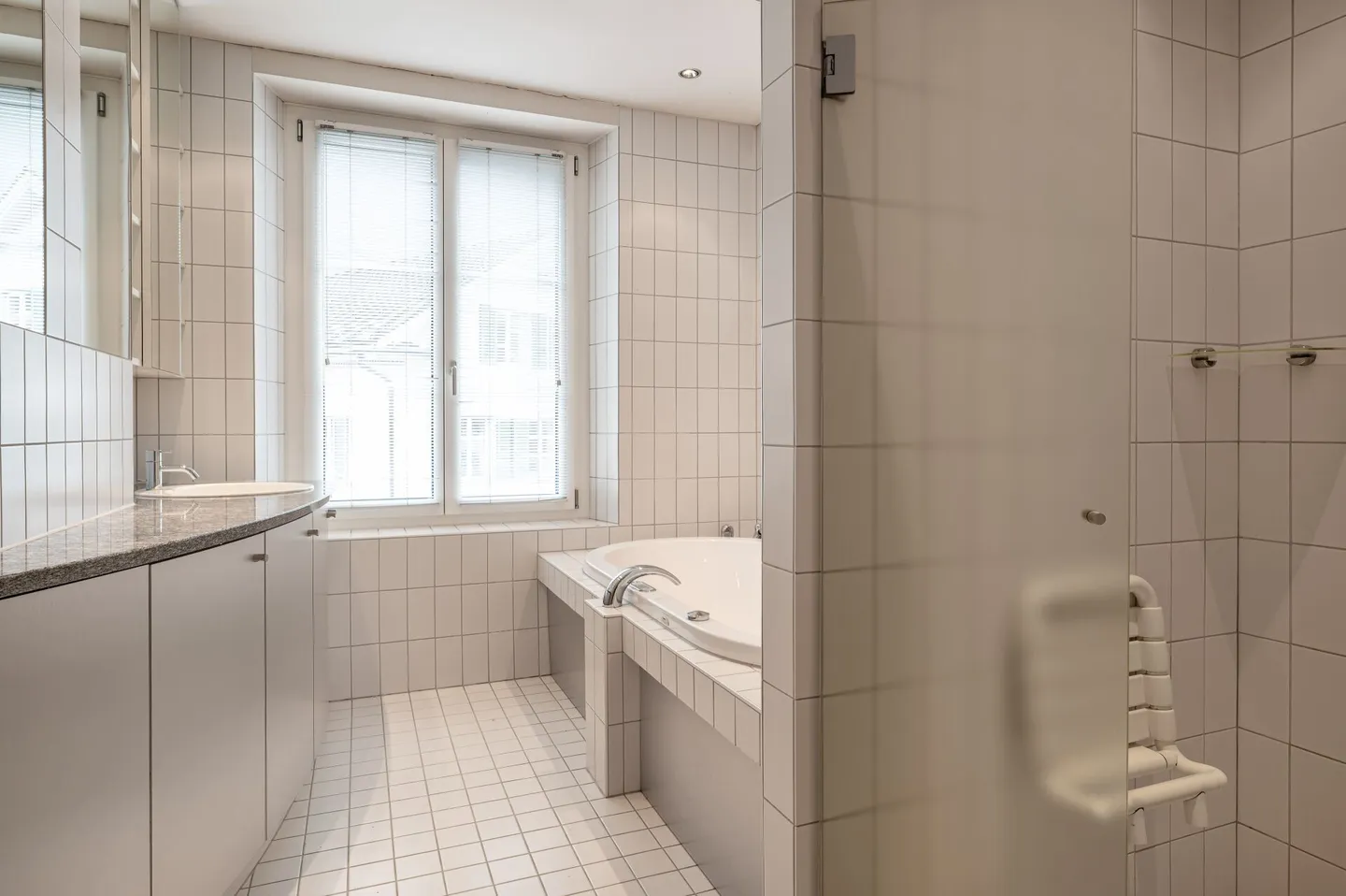 Sehr gepflegtes, stilvoll renoviertes Stadthaus mit zwei Wohnungen, Büroräumlichkeiten und Atelier - Foto 20 di 32