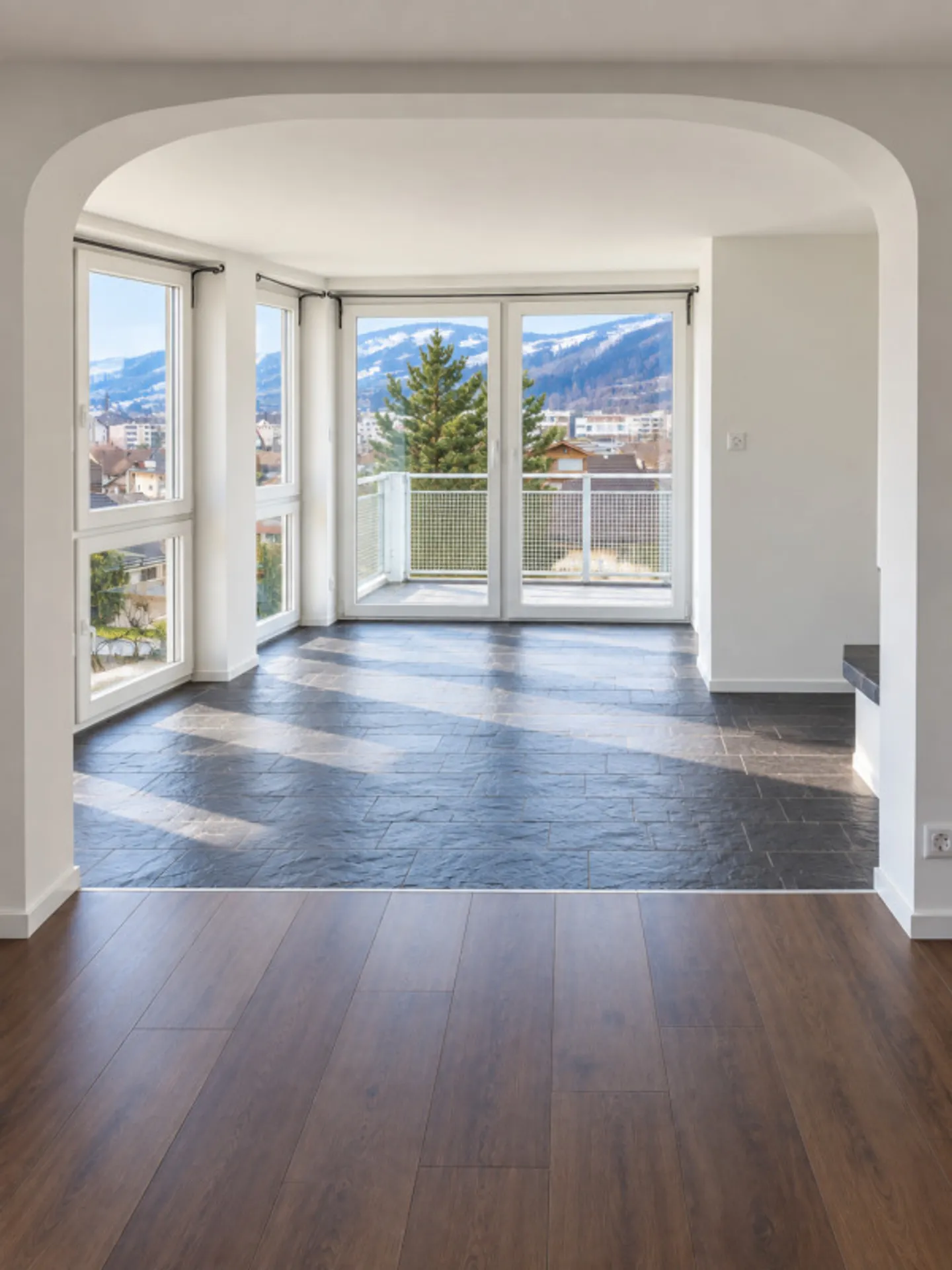Quiet hillside location in the vineyard: Exclusive 4-room apartment with generous parking options - Photo 3 of 8