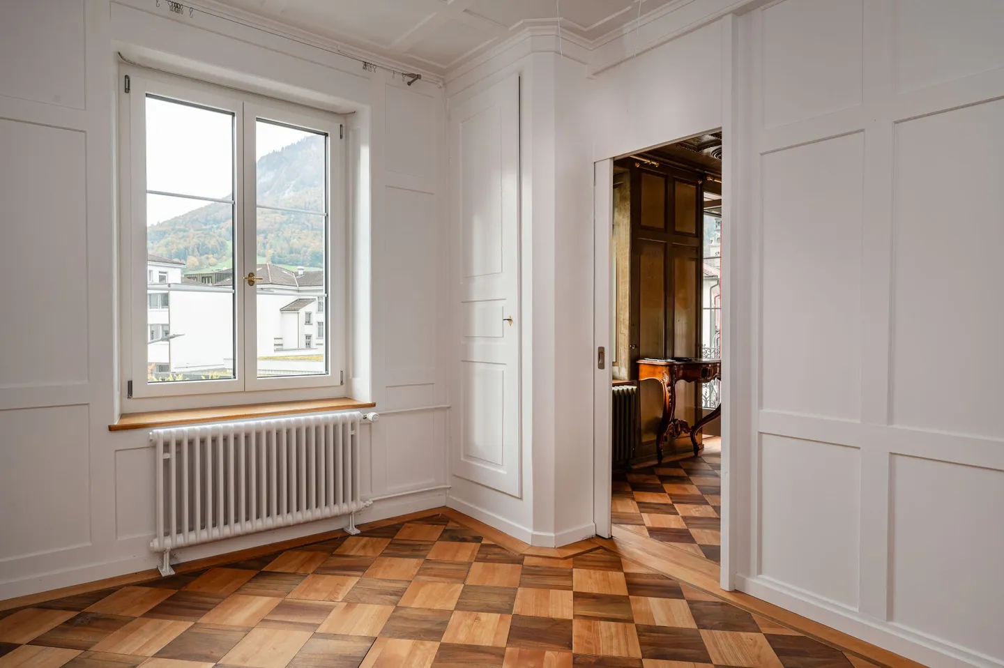 Sehr gepflegtes, stilvoll renoviertes Stadthaus mit zwei Wohnungen, Büroräumlichkeiten und Atelier - Foto 23 di 32