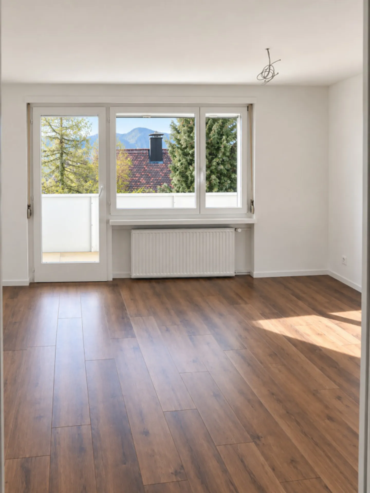 Quiet hillside location in the vineyard: Exclusive 4-room apartment with generous parking options - Photo 4 of 8