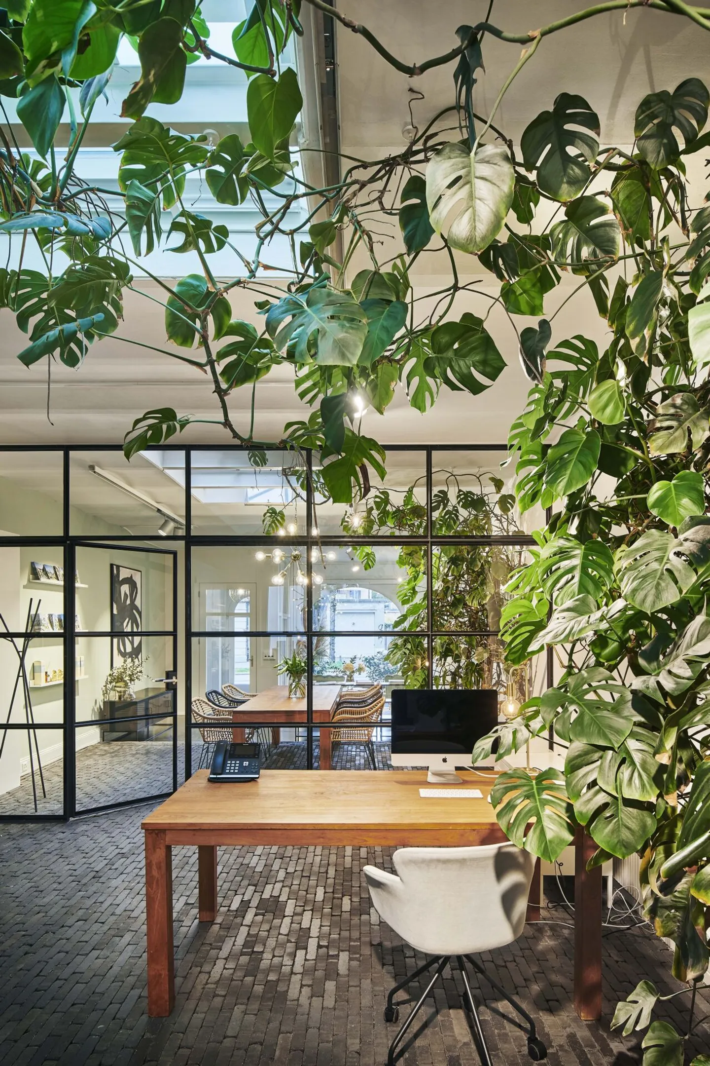 Posti di lavoro in un ufficio di design verde - Foto 1 di 3