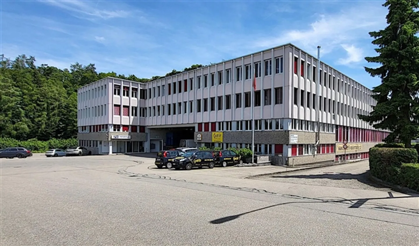 Espace commercial très lumineux au 1er étage directement près de l'ascenseur à marchandises - Photo 1 sur 5