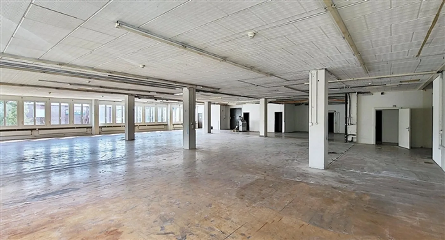 Espace commercial très lumineux au 1er étage directement près de l'ascenseur à marchandises - Photo 4 sur 5