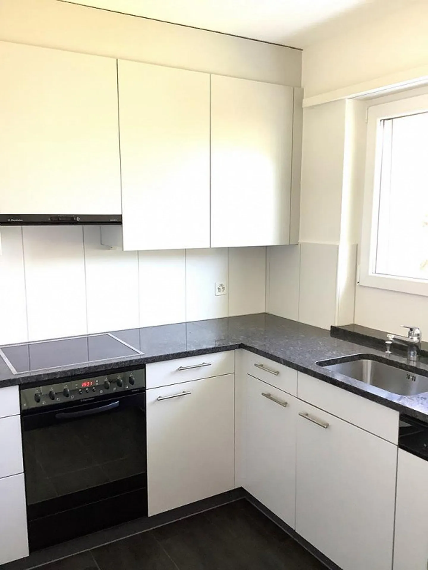 Appartement confortable de 3,5 pièces dans la verdure - Photo 2 sur 8