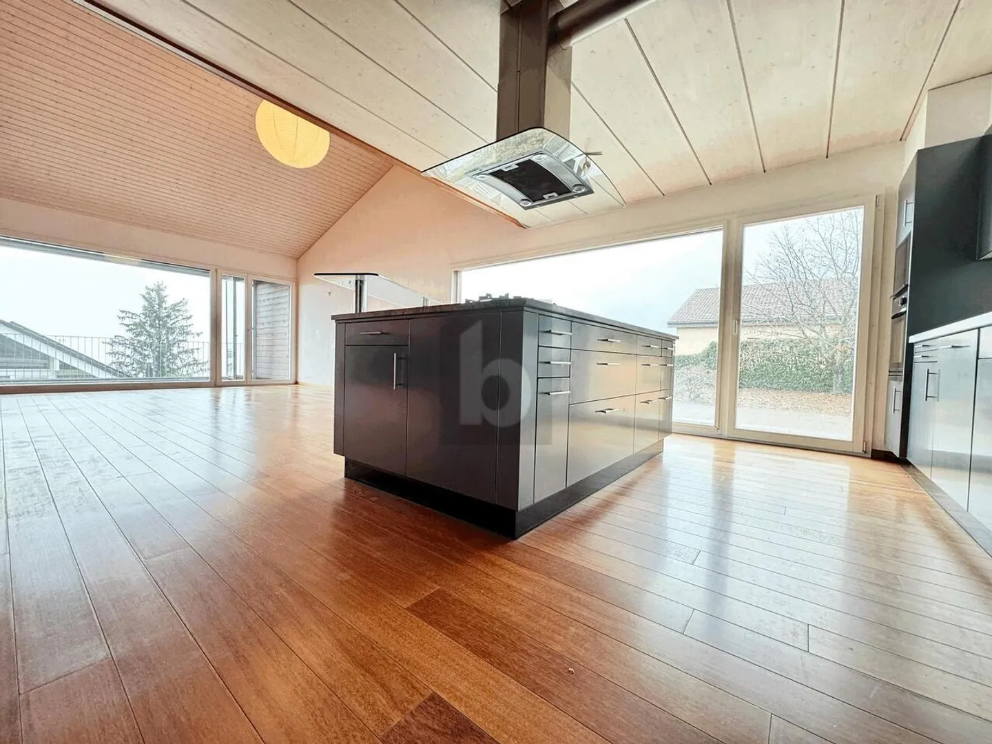 Spacious villa in a quiet location with lake view - Photo 1 of 4
