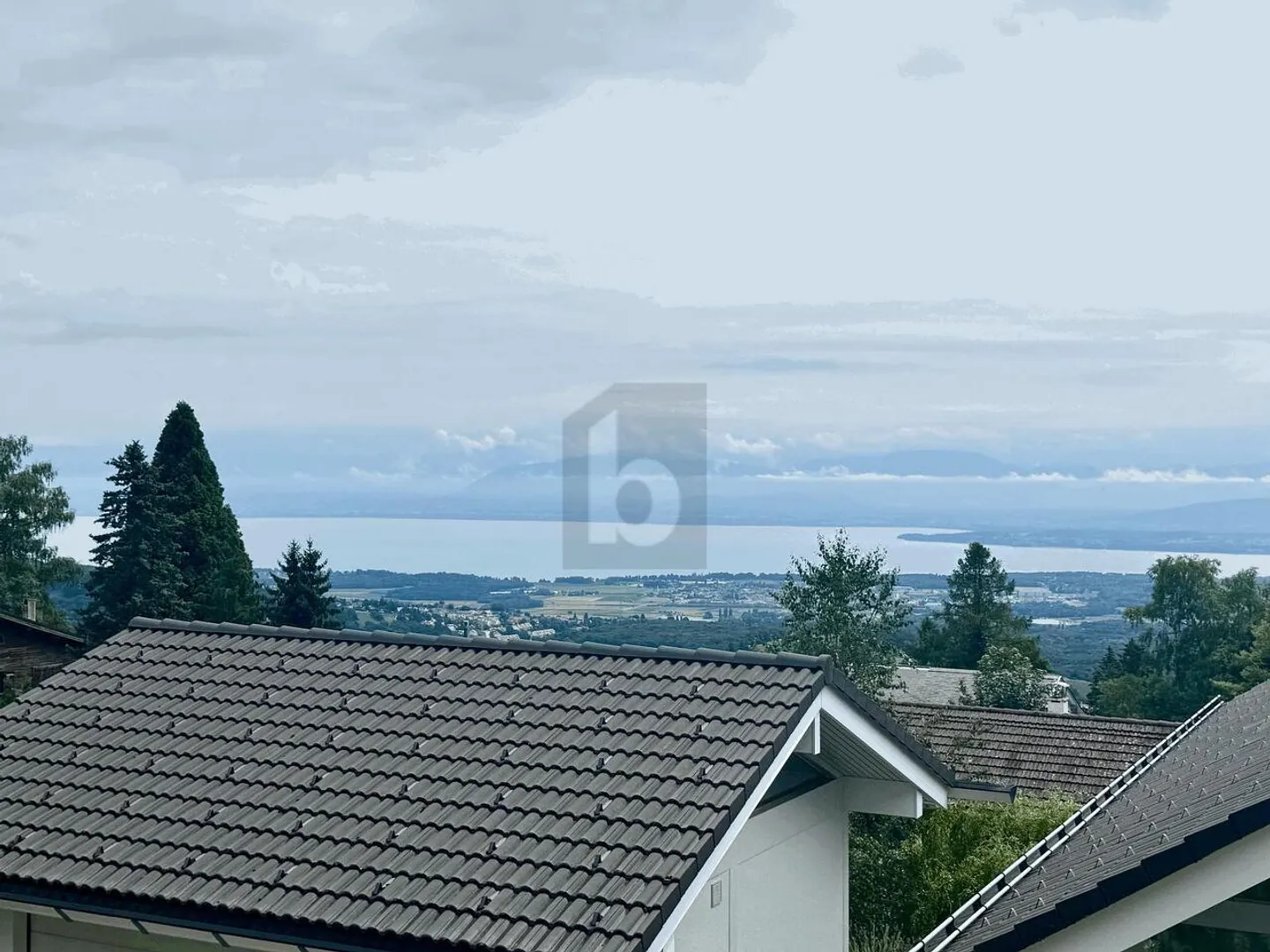 Spacious villa in a quiet location with lake view - Photo 3 of 4