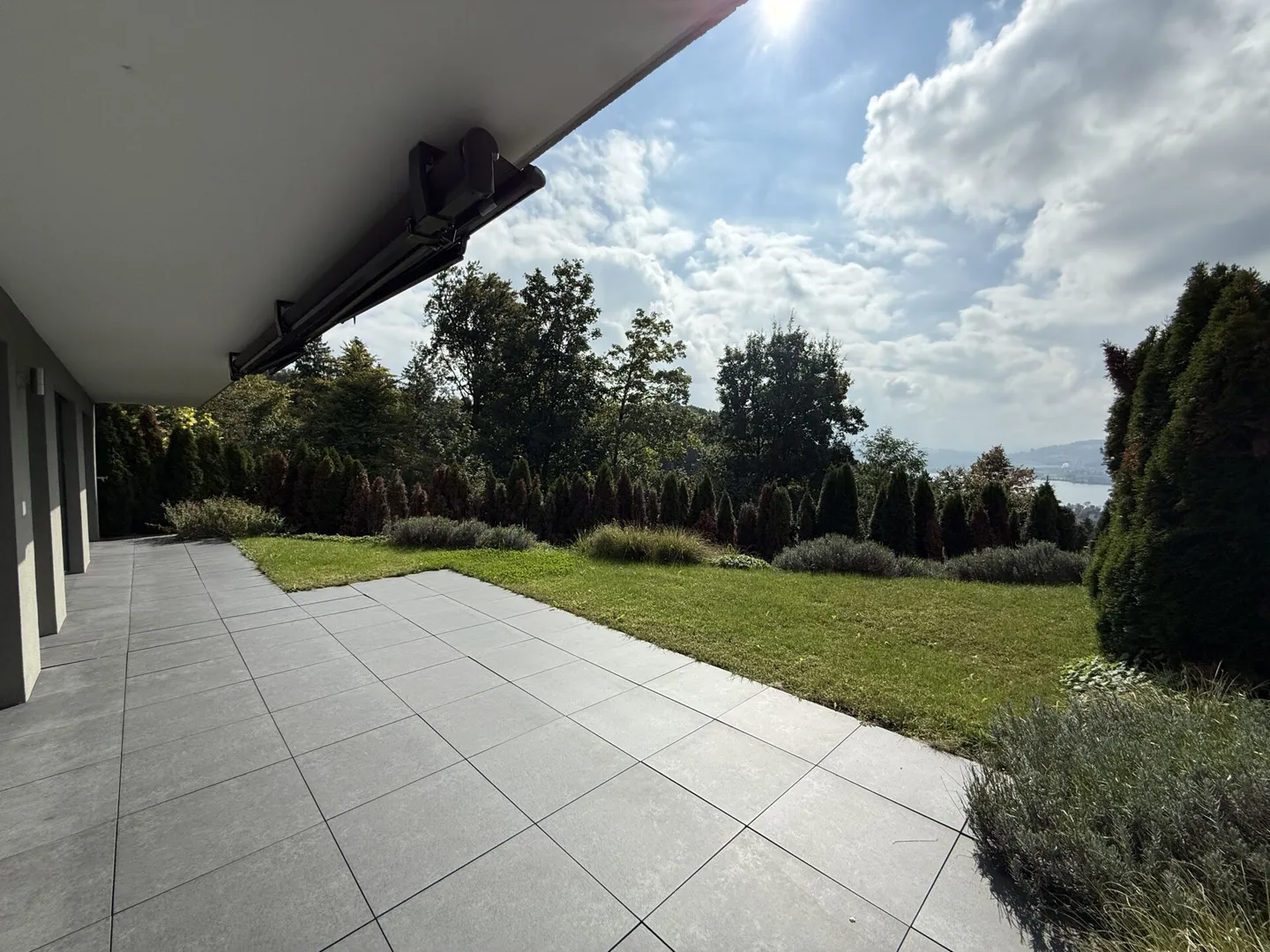 Ampio appartamento con giardino in posizione residenziale privilegiata - Foto 6 di 8