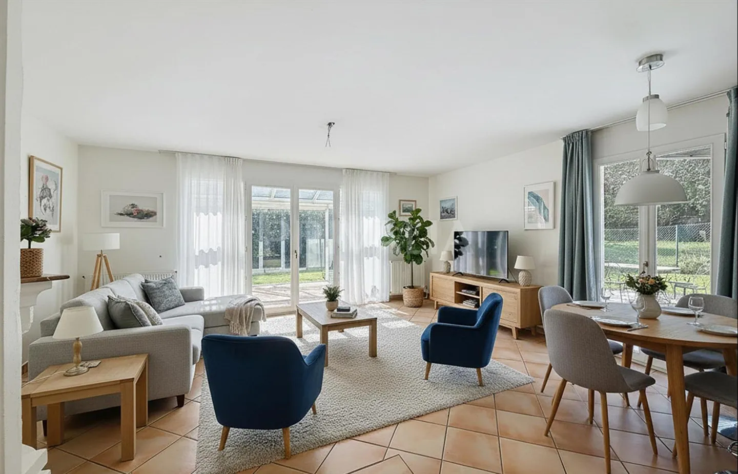 Charming gable-end attached villa in a residential area - Photo 1 of 9