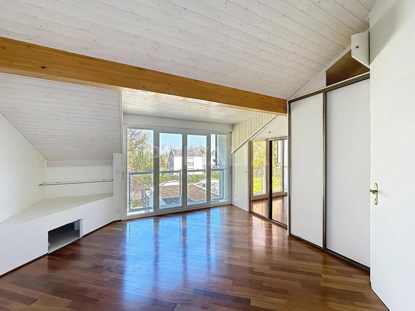 Charming gable-end attached villa in a residential area - Photo 5 of 9