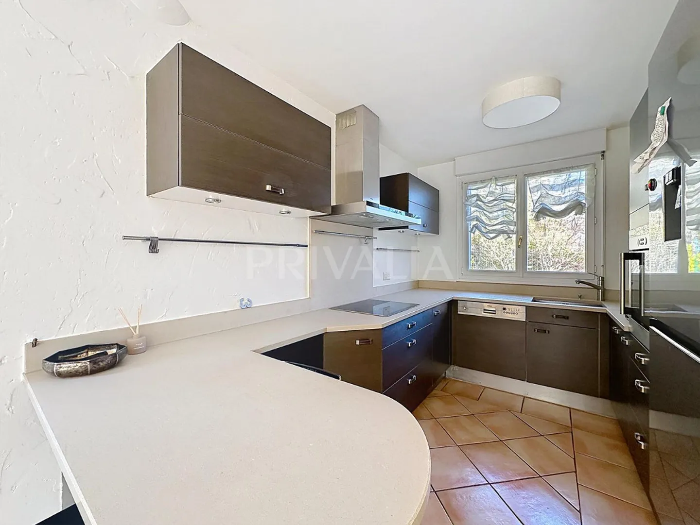 Charming gable-end attached villa in a residential area - Photo 3 of 9