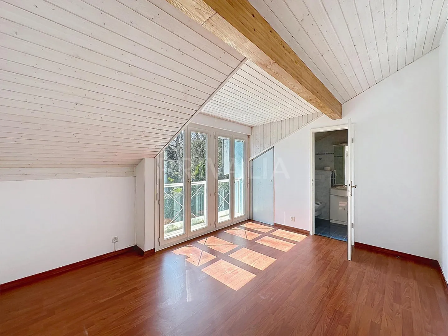 Charming gable-end attached villa in a residential area - Photo 7 of 9