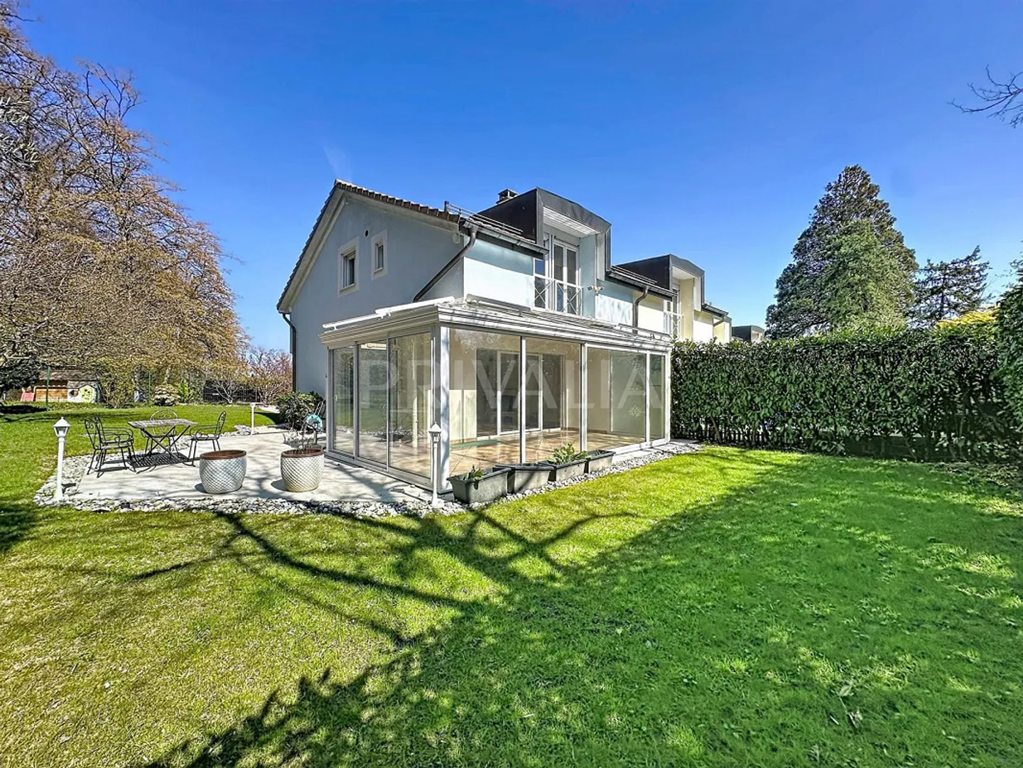 Charming gable-end attached villa in a residential area - Photo 8 of 9