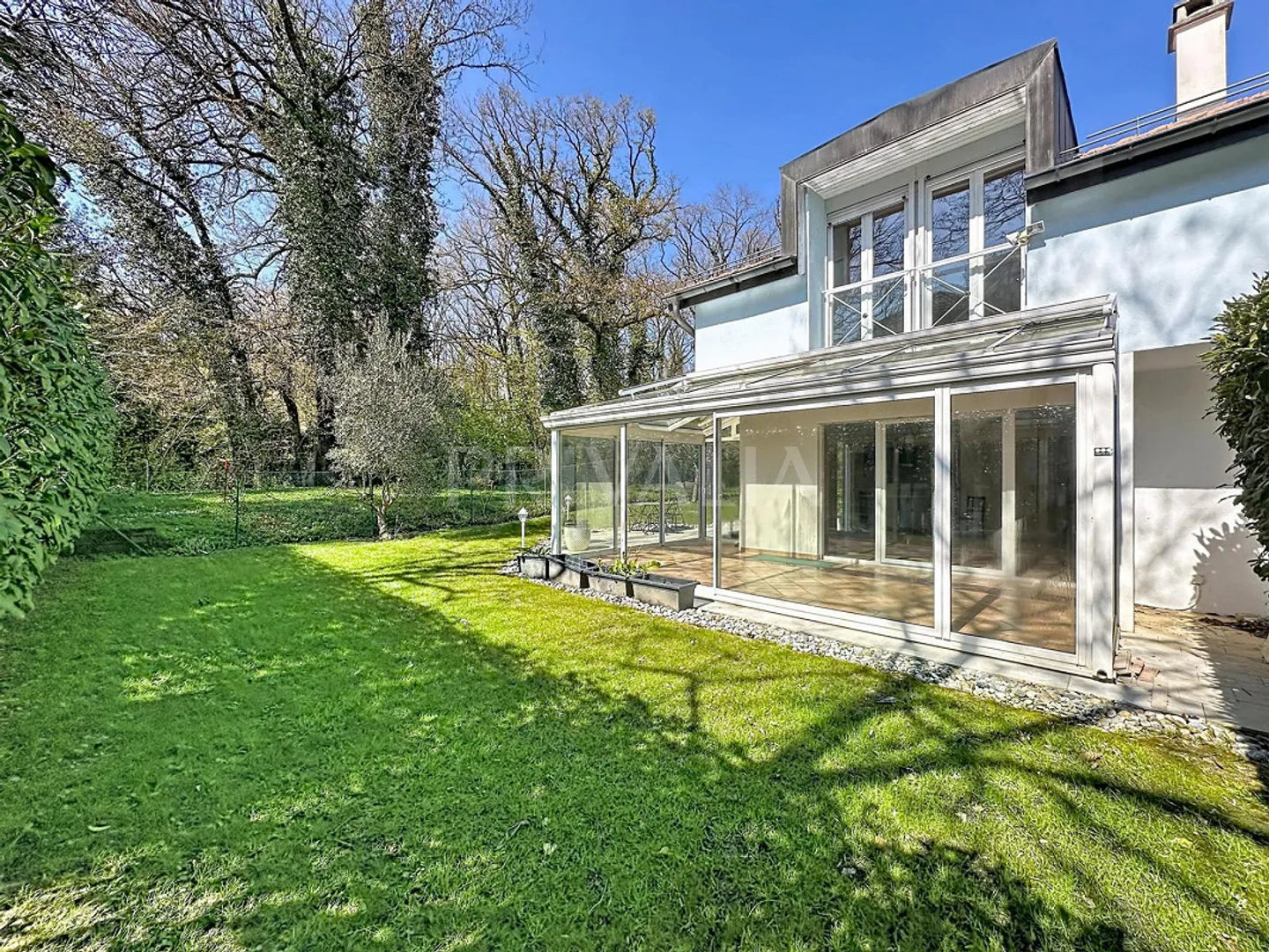 Charming gable-end attached villa in a residential area - Photo 9 of 9