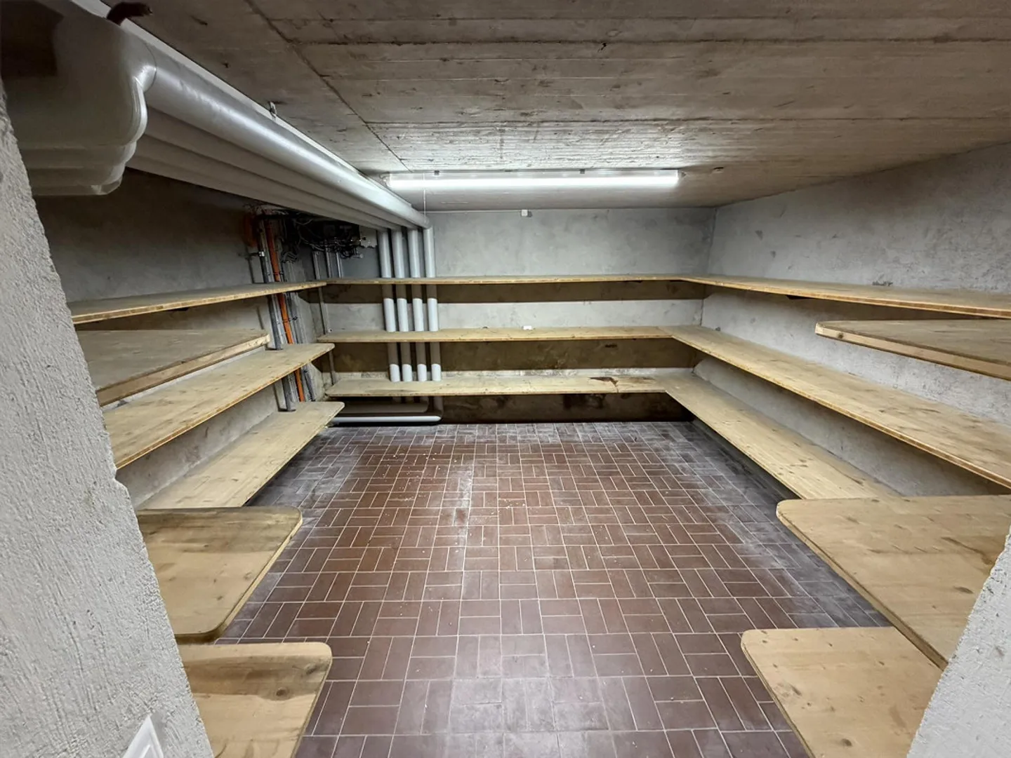 Comparto cantina 3,5 x 4,0M / 14m2 accesso libero con rampe - Foto 1 di 6