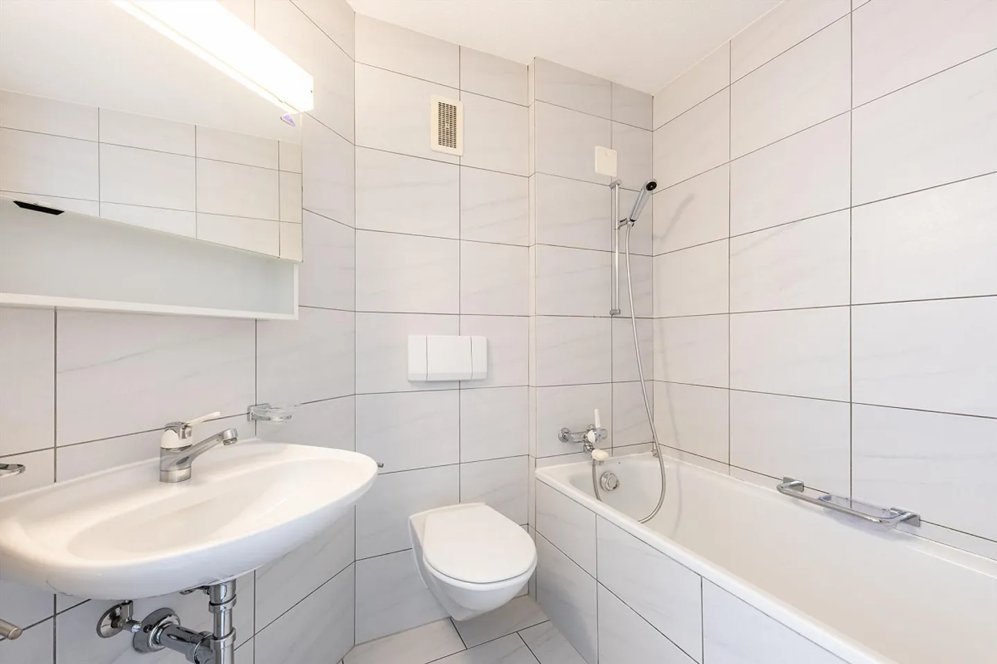 Bright apartment with 2 balconies & view of Pilatus – near Allmend/Eichhof - Photo 5 of 7