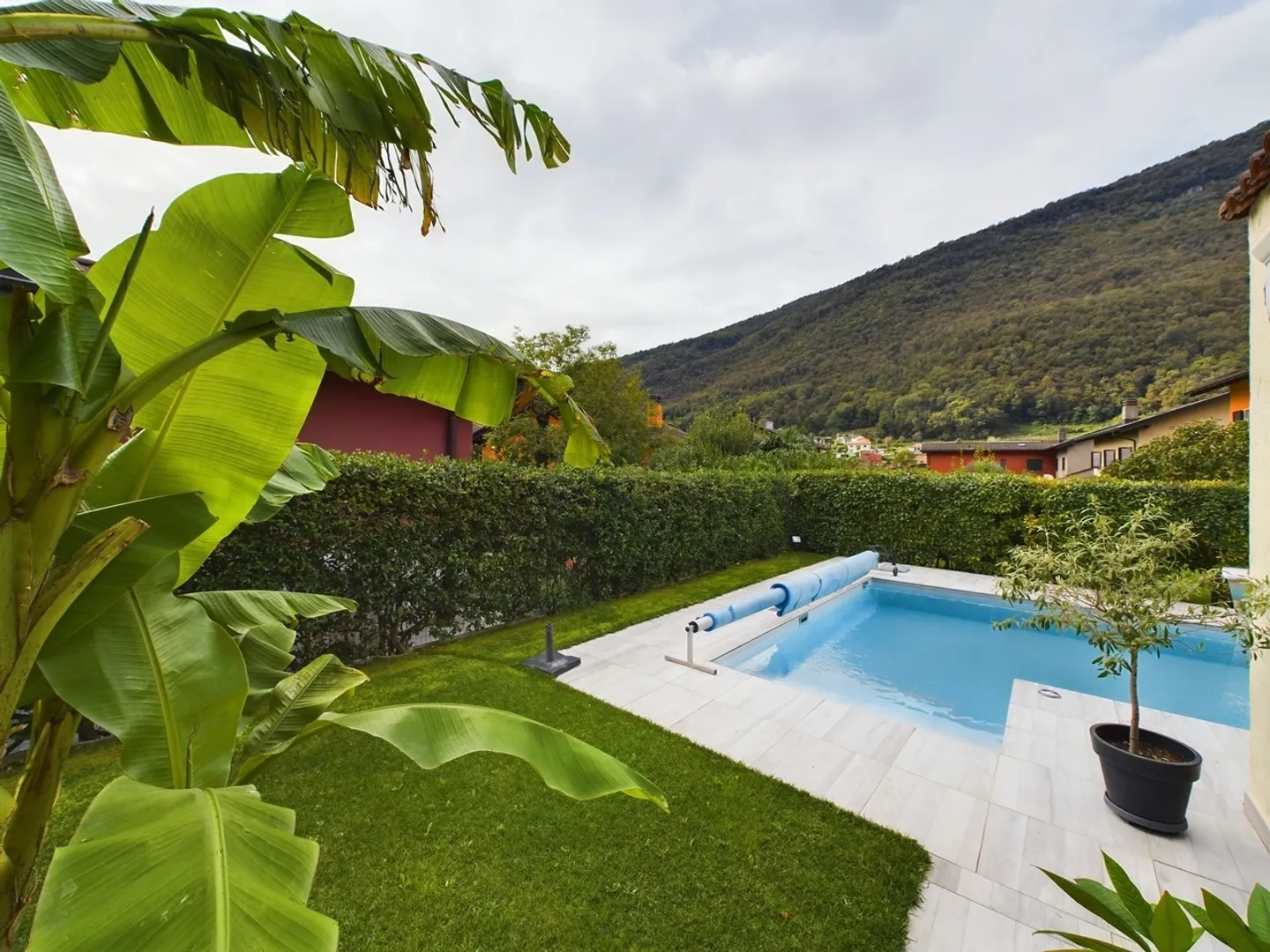 Stilvolles Einfamilienhaus mit Garten und Pool in Riva San Vitale - Foto 2 von 10