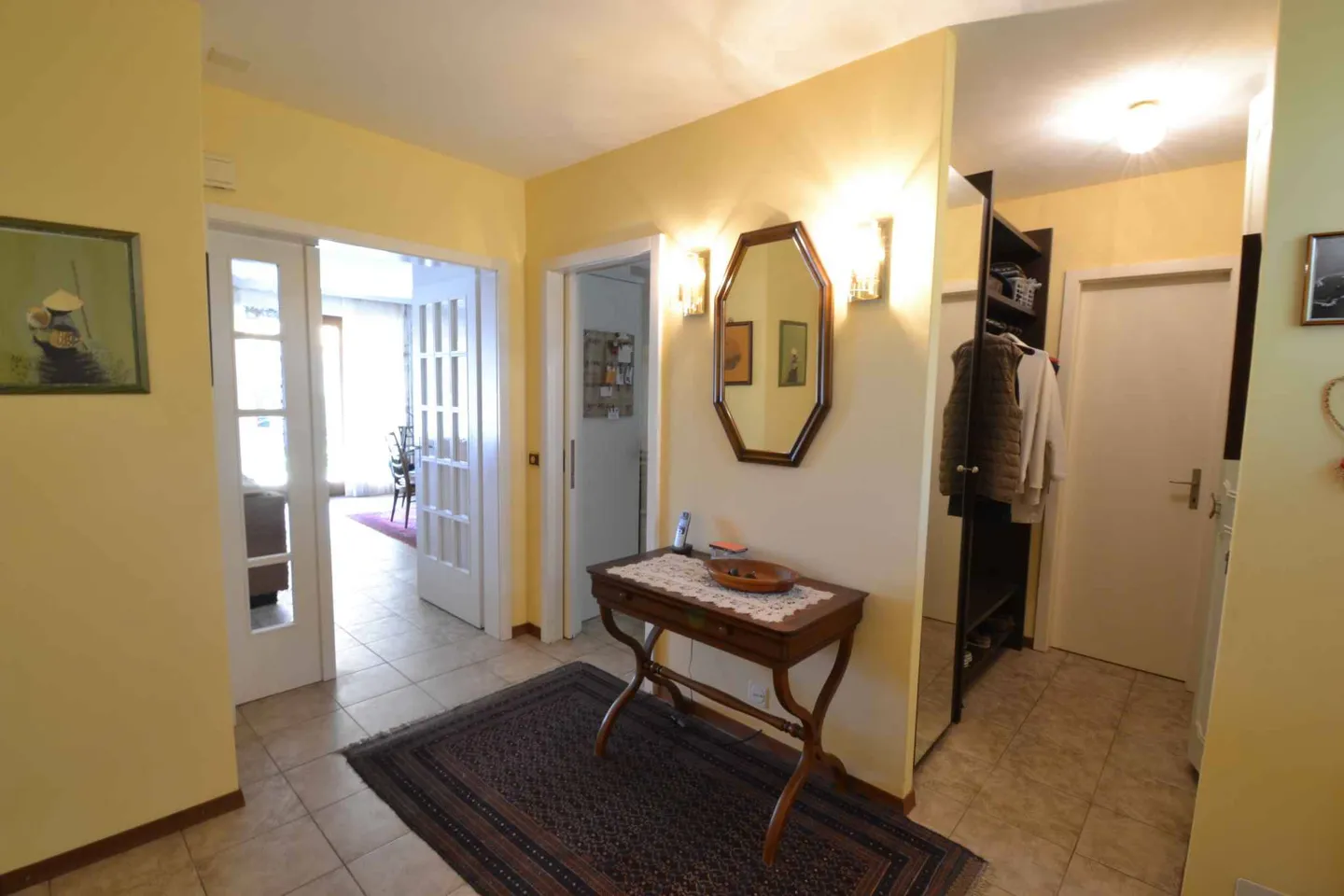 Spacious Family Home with Garden - Photo 3 of 11