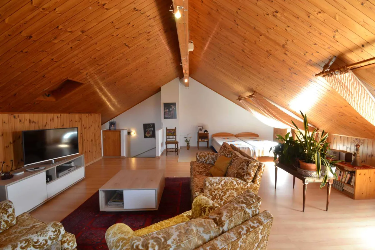 Spacious Family Home with Garden - Photo 10 of 11