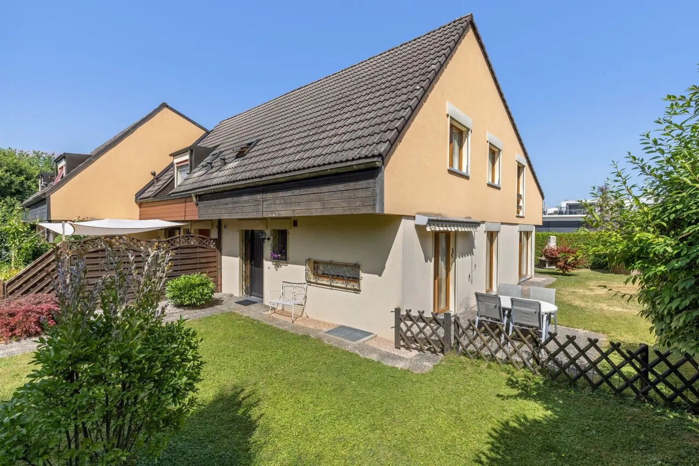 Casa a schiera con giardino in una zona tranquilla - Foto 2 di 5