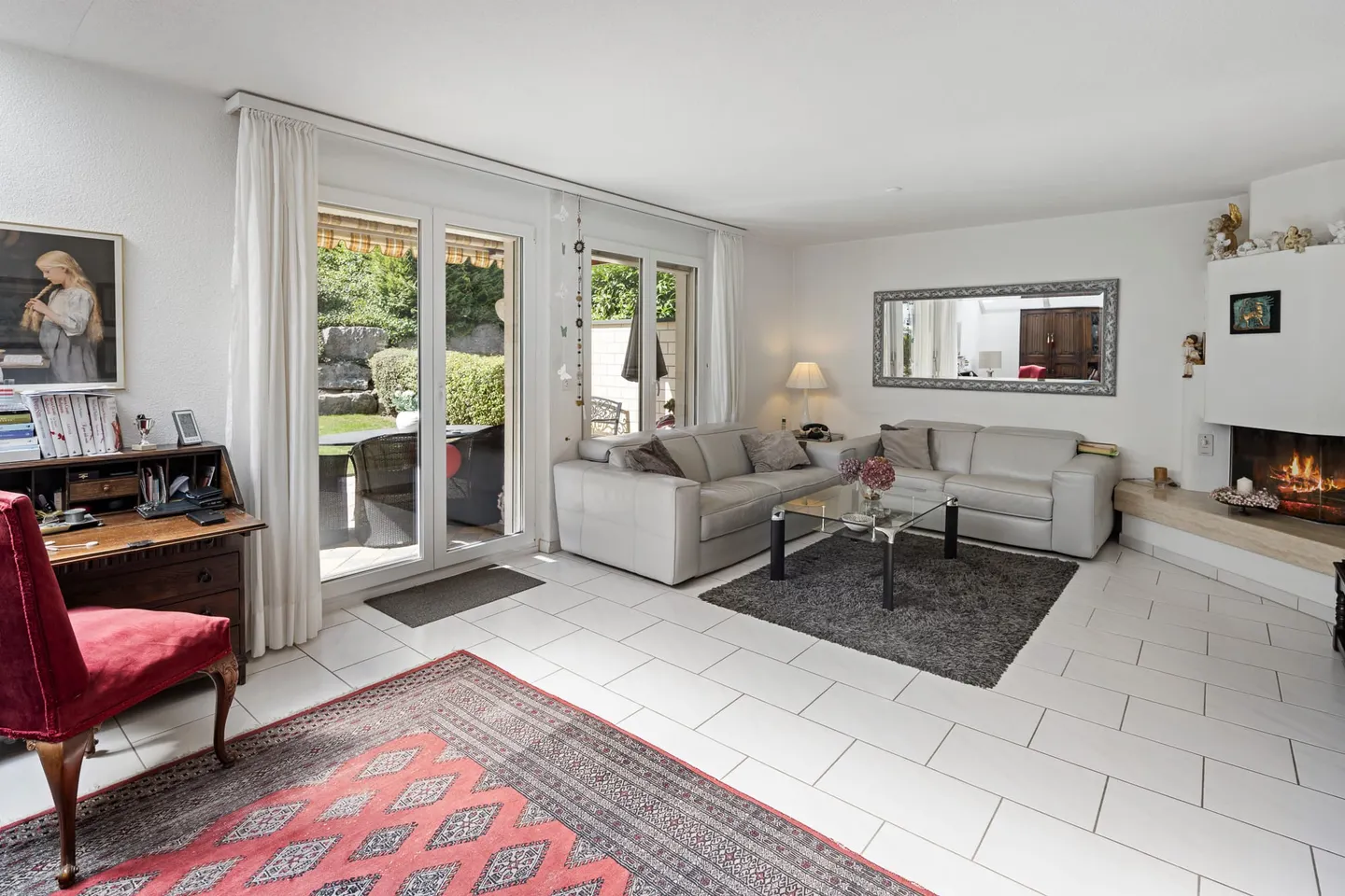 Spacious Family Home with Garden - Photo 4 of 13