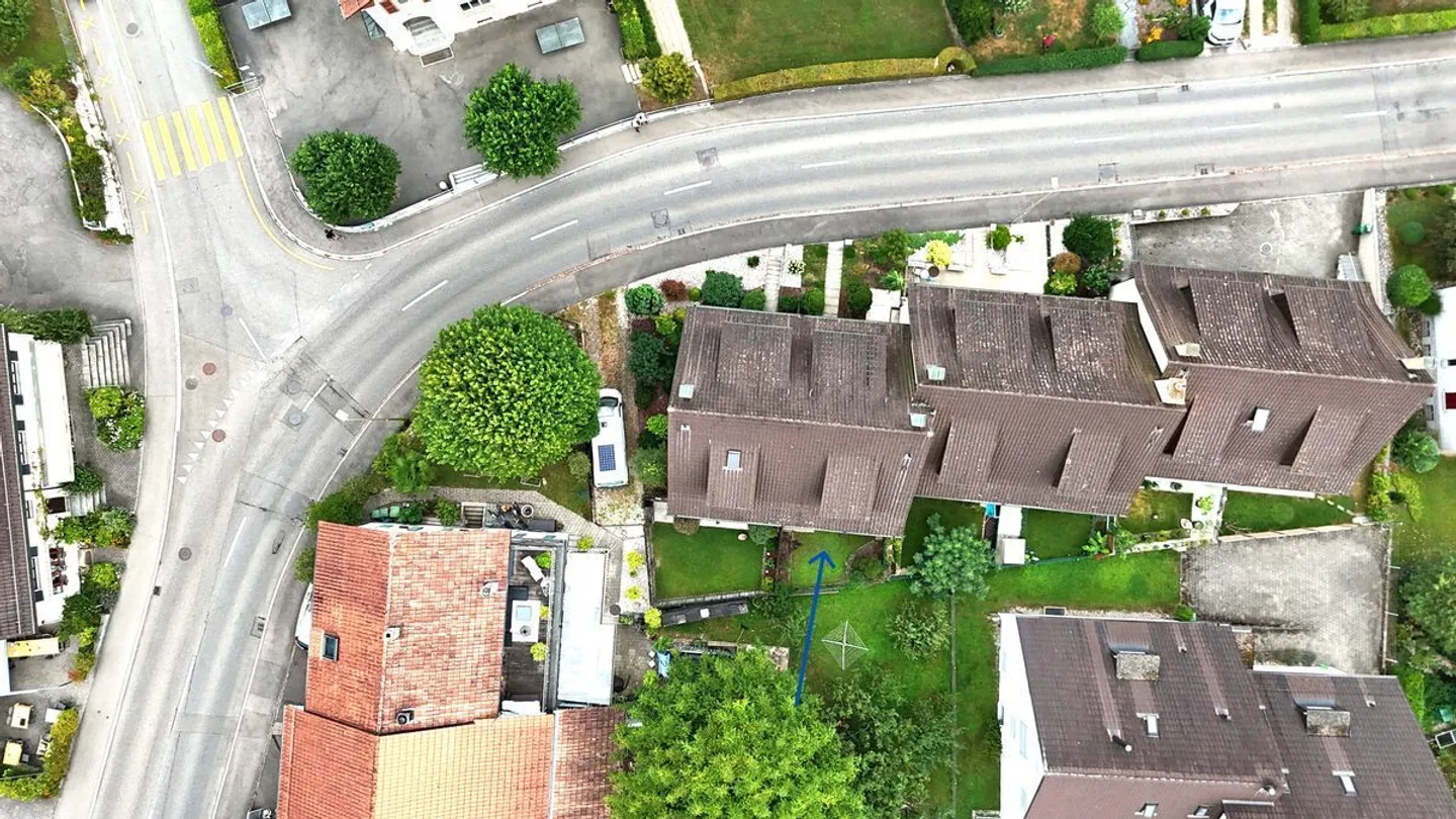 «Sehr schönes Haus mit Weitsicht, Garten, Sitzplatz und grossem Carport» - Foto 2 von 12
