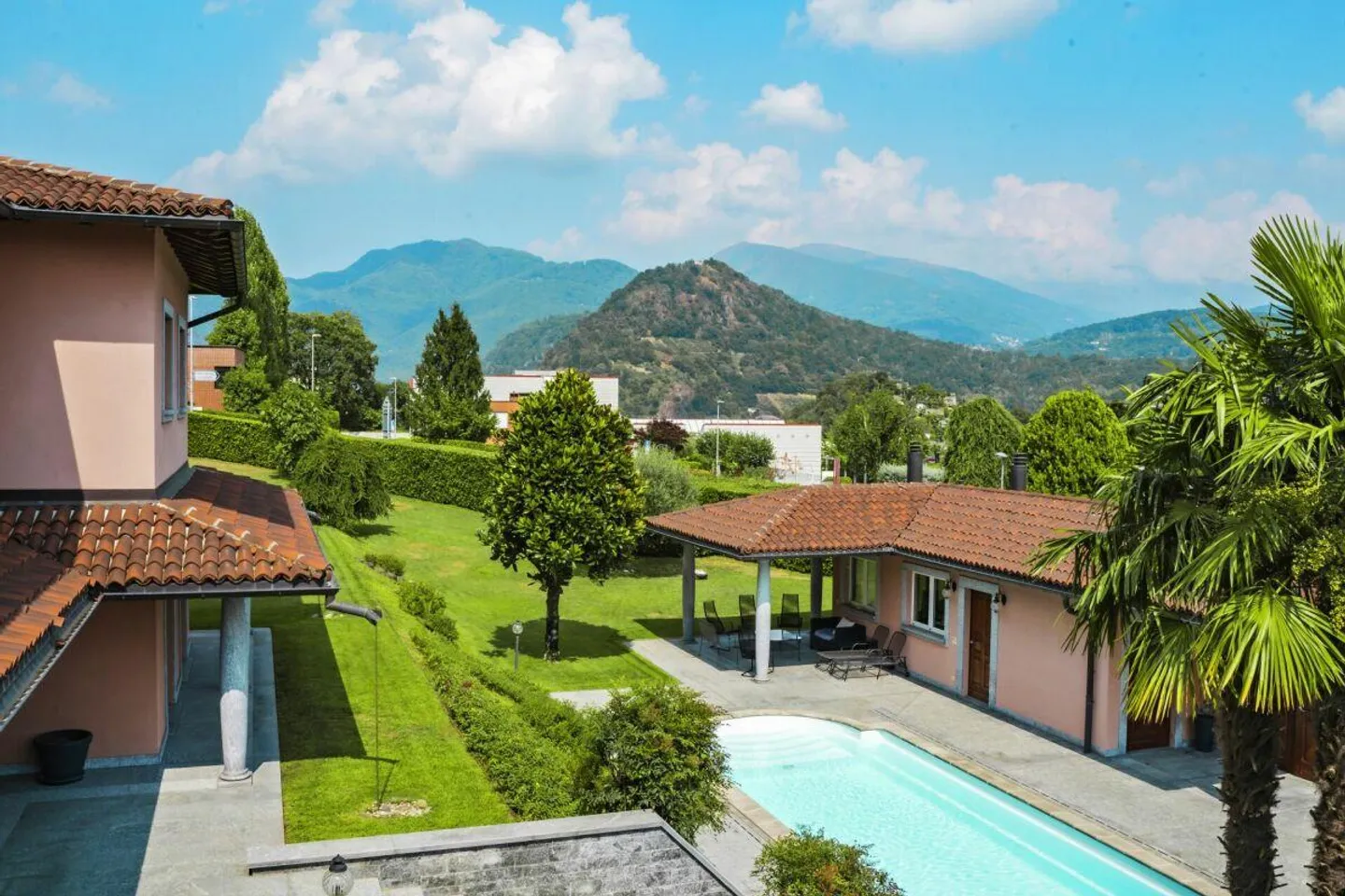 Villa prestigiosa con terreno edificabile - Foto 2 di 8