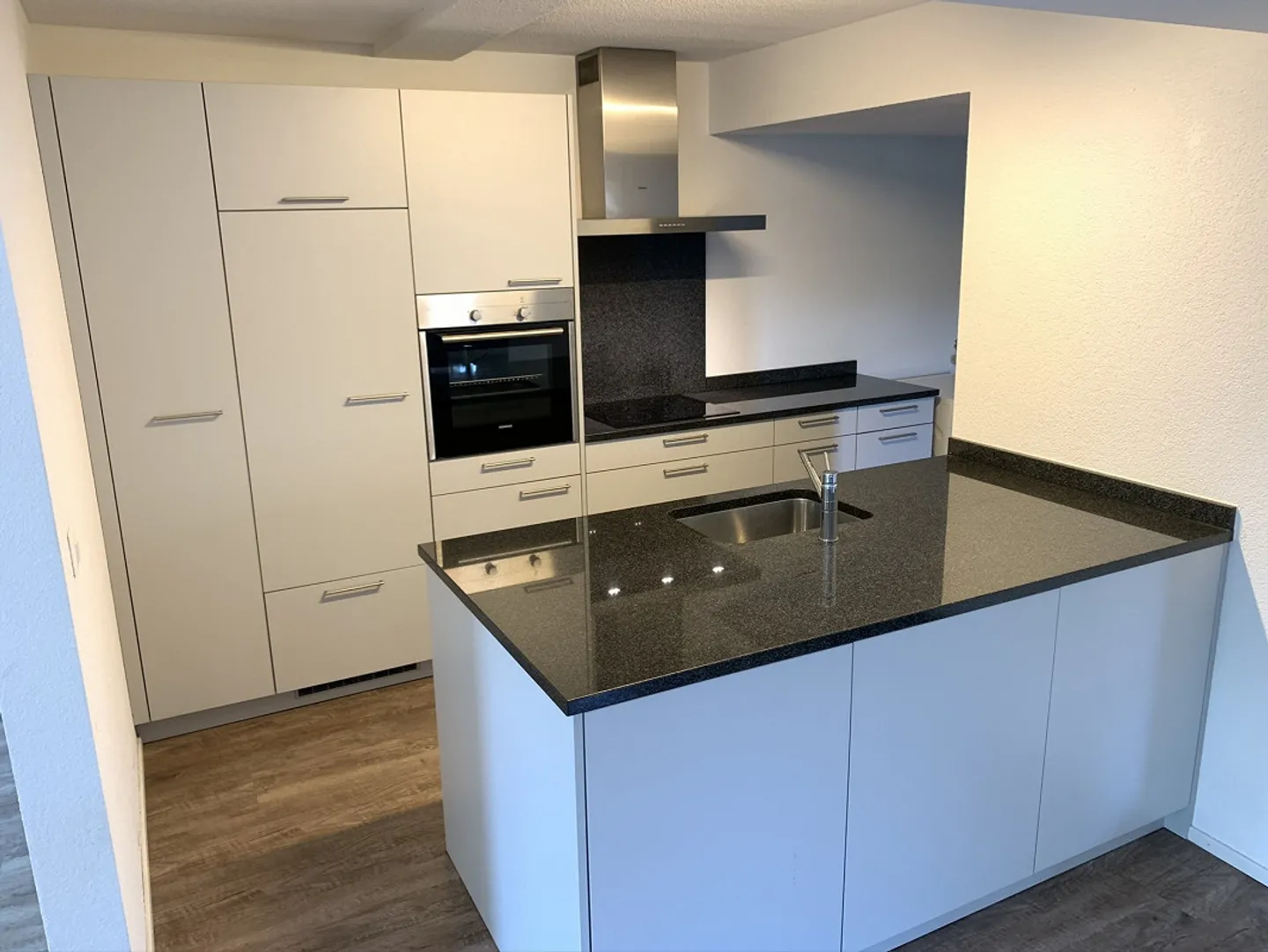 3 1/2 Zimmer-Wohnung im Parterre mit eigener Aussentüre und Garten - Foto 2 von 13