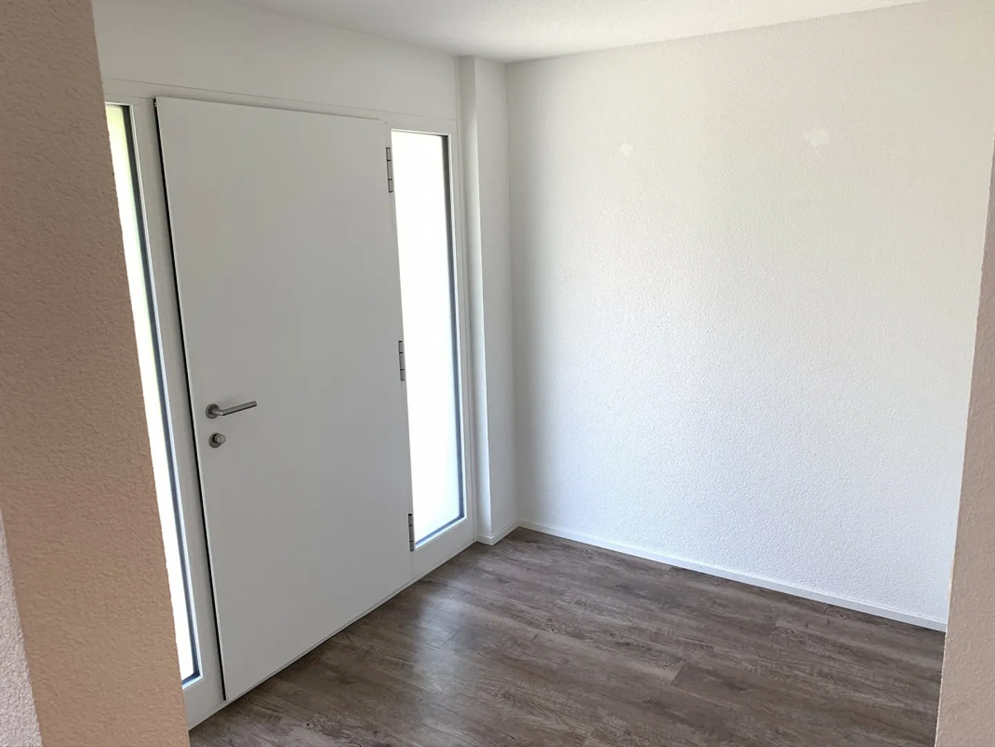 3 1/2 Zimmer-Wohnung im Parterre mit eigener Aussentüre und Garten - Foto 3 von 13