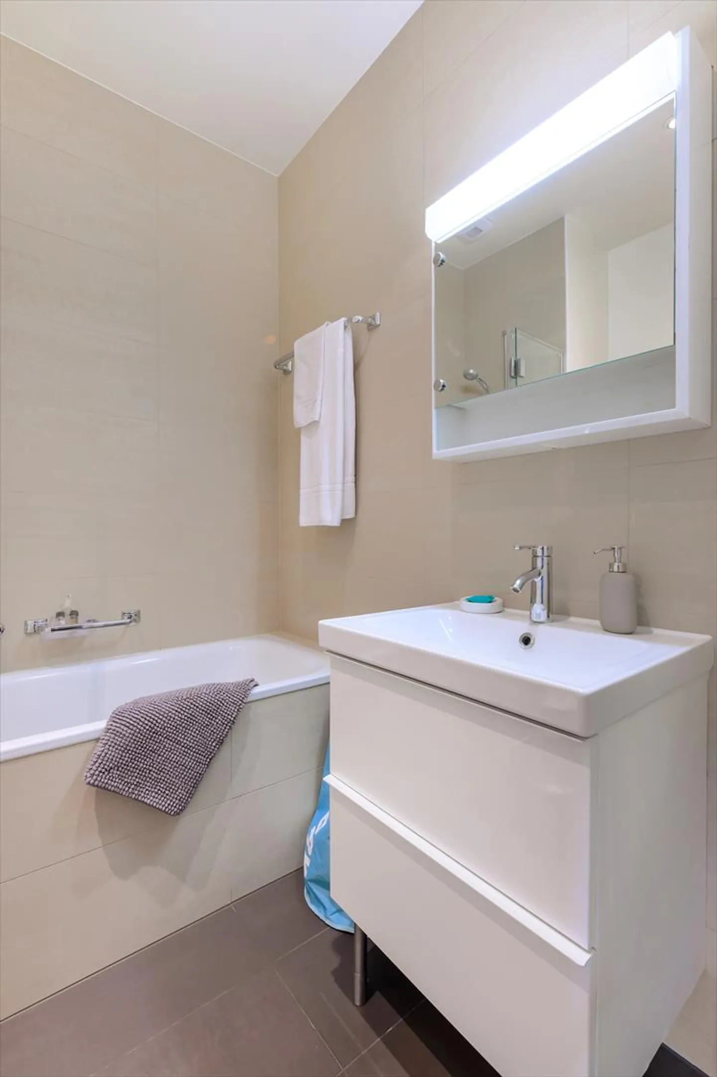 Furnished 2-room apartment - Photo 4 of 4