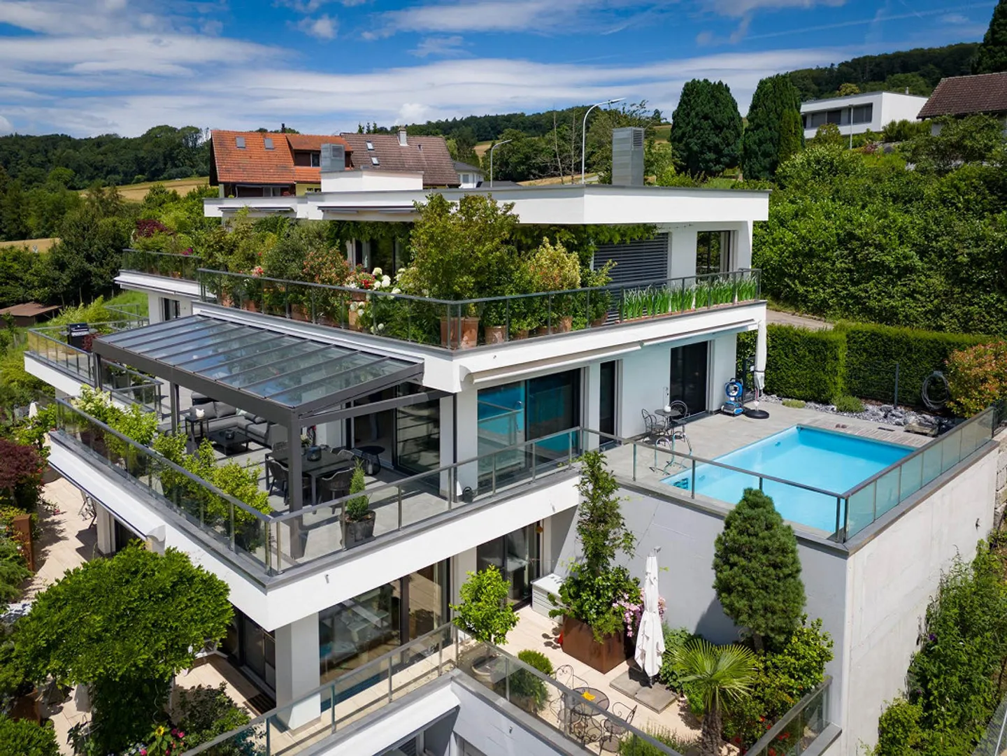 Traumhafte Terrasse mit Pool und unverbaubarer Weitsicht - Foto 2 von 13