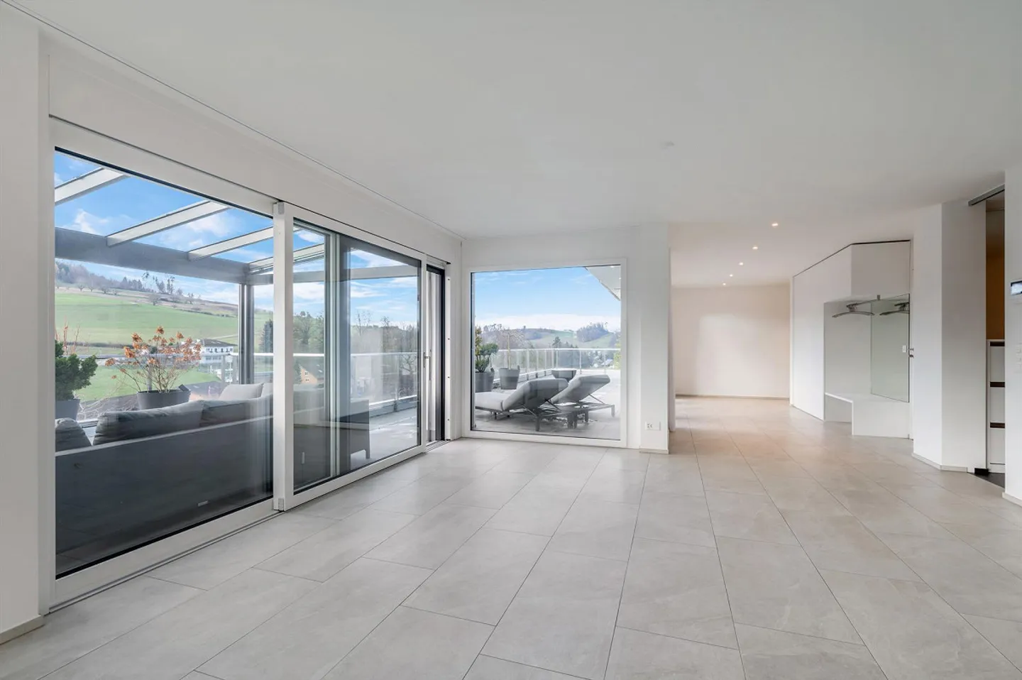 Traumhafte Terrasse mit Pool und unverbaubarer Weitsicht - Foto 6 von 13