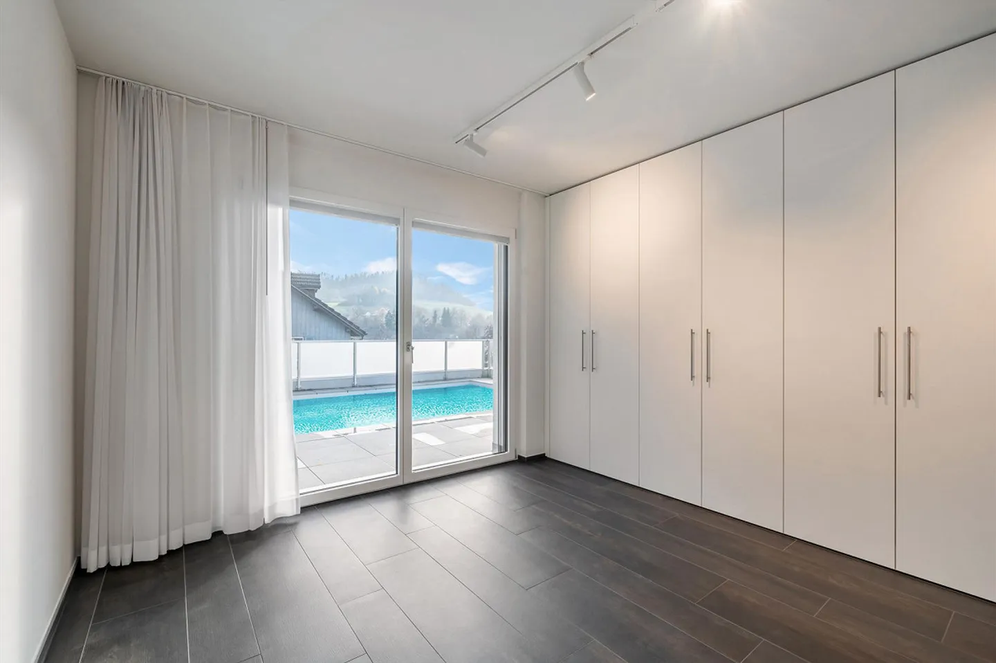 Traumhafte Terrasse mit Pool und unverbaubarer Weitsicht - Foto 8 von 13