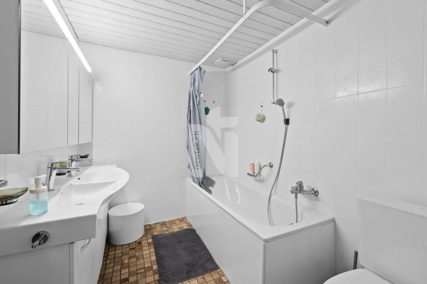 «Sehr schönes Haus mit Weitsicht, Garten, Sitzplatz und grossem Carport» - Foto 8 von 12