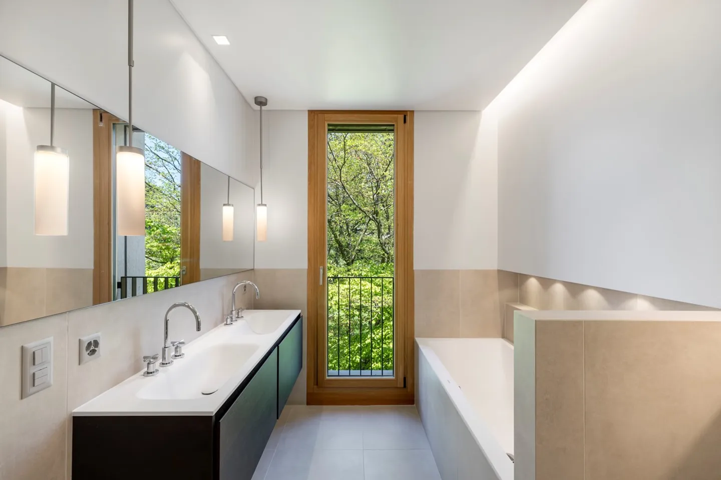 New 7-Room Apartment with Rooftop Terrace and Lake View - Photo 4 of 6