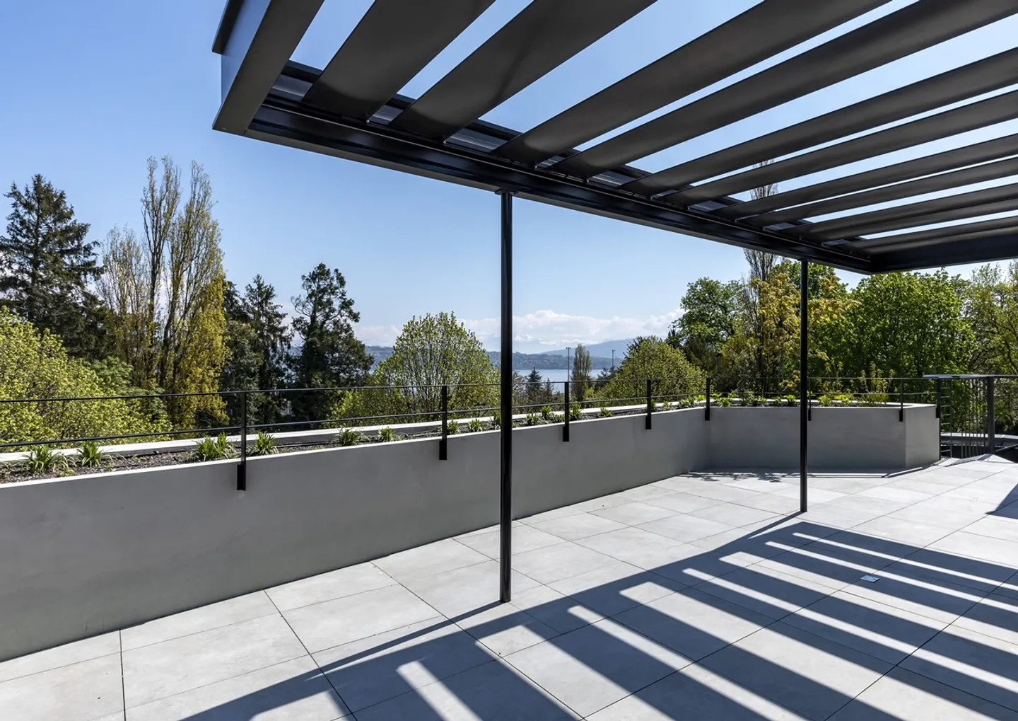 New 7-Room Apartment with Rooftop Terrace and Lake View - Photo 5 of 6