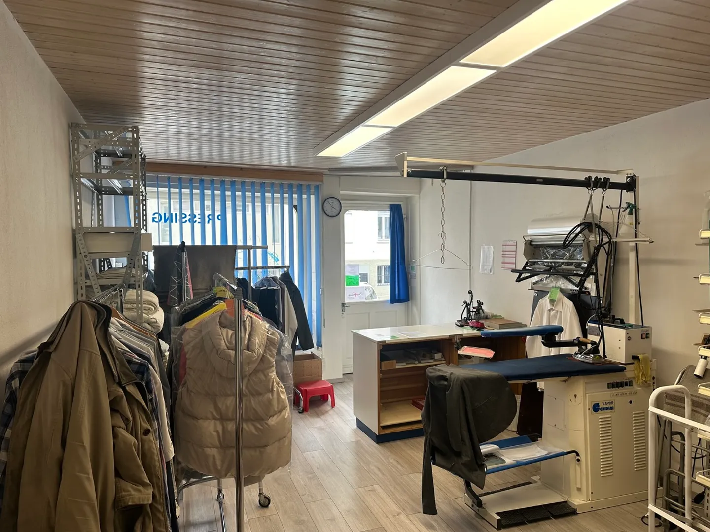 Kleiner Verkaufsraum mit Schaufenster im Herzen von Romont - Foto 2 von 6
