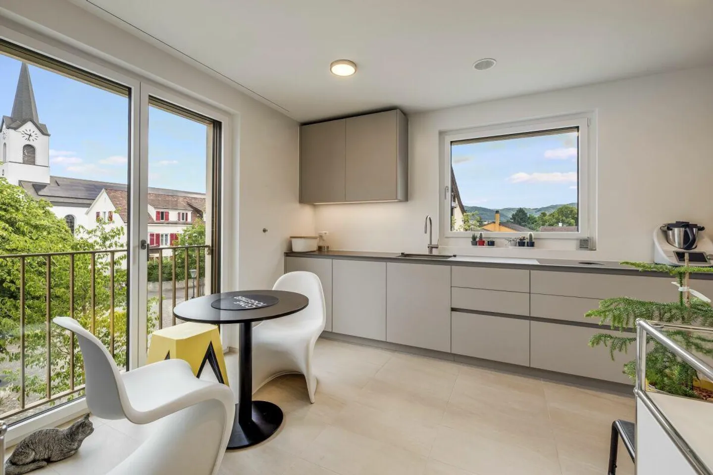 Appartement en duplex moderne de 4,5 pièces avec loggia et place de parking - Photo 4 sur 16