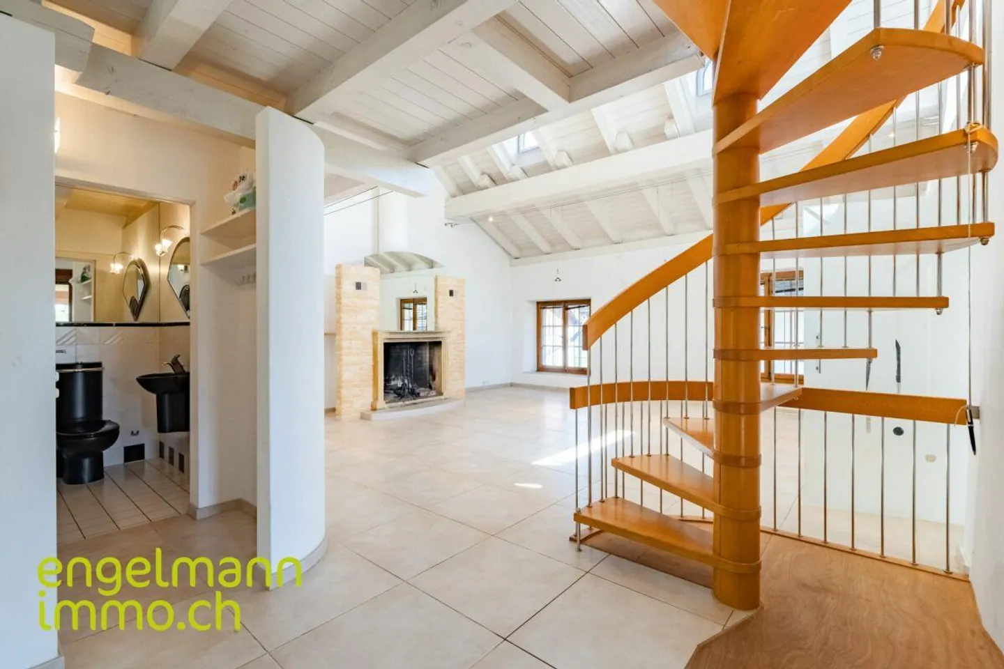 Propriété résidentielle avec 3 condominiums - Photo 2 sur 13