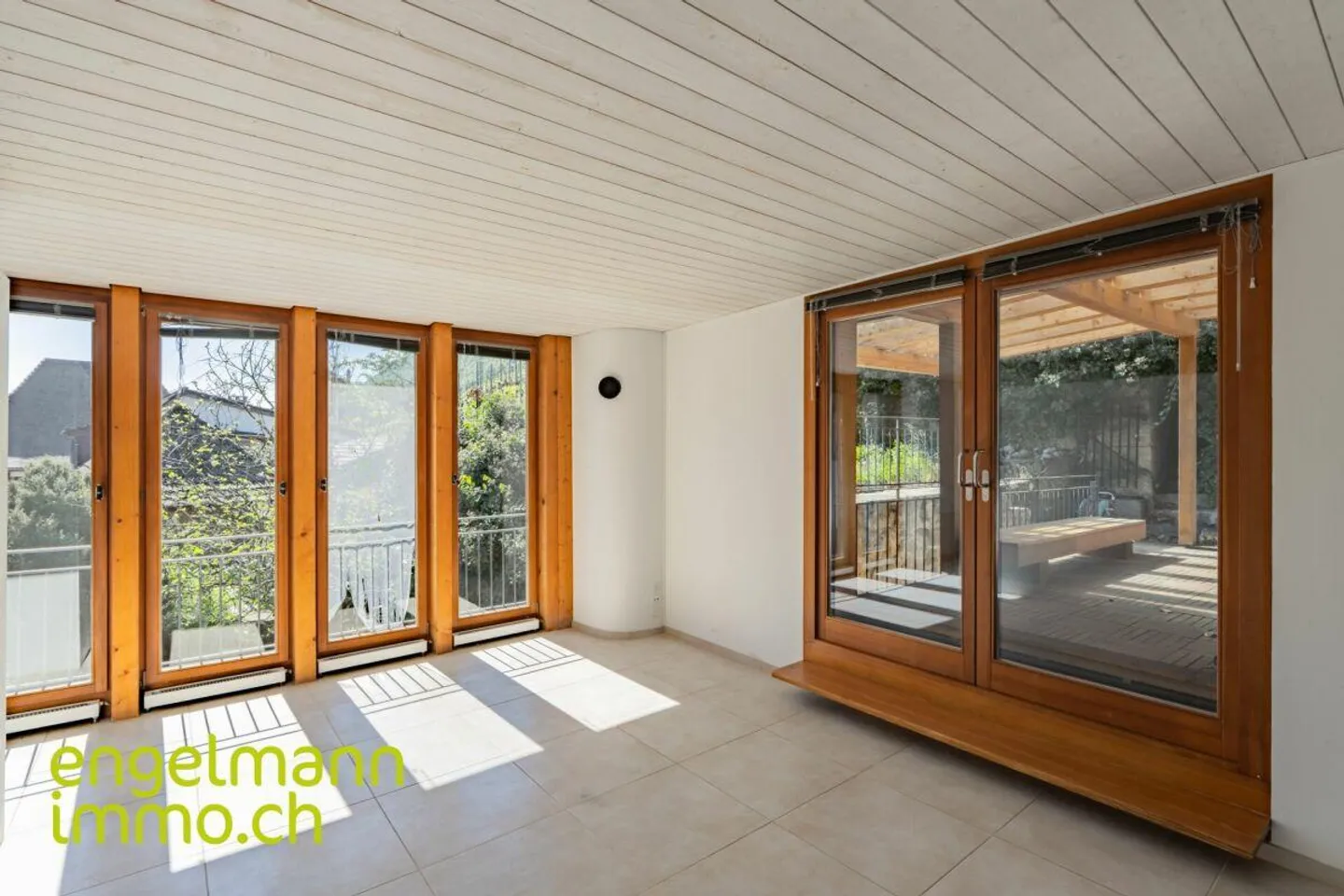 Propriété résidentielle avec 3 condominiums - Photo 3 sur 13